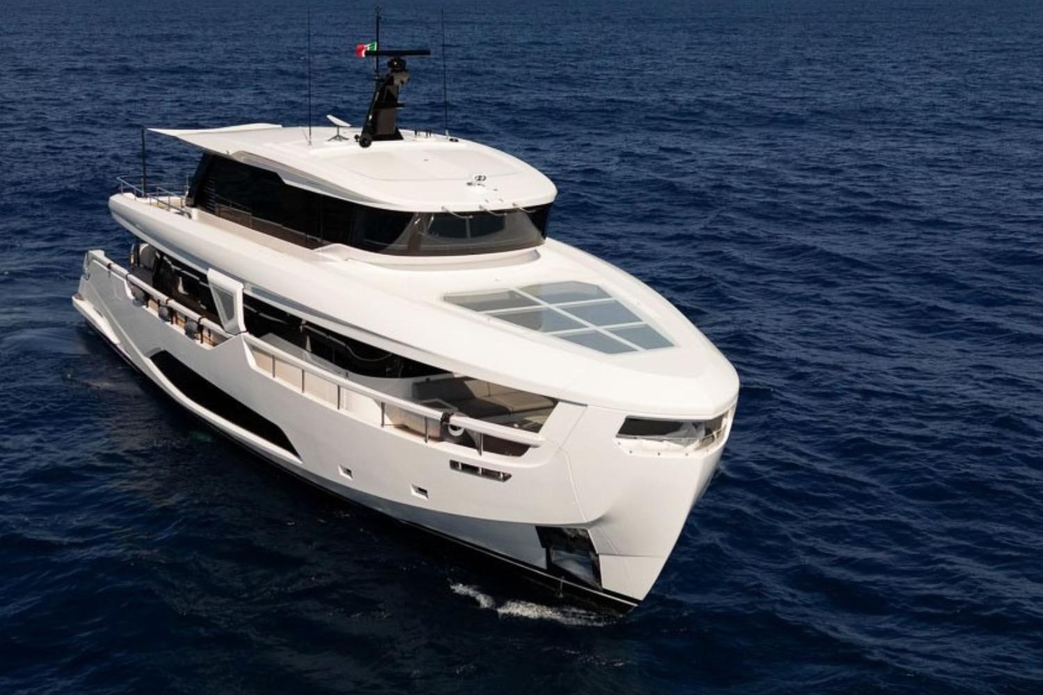 2025 Ferretti Yachts Infynito 90