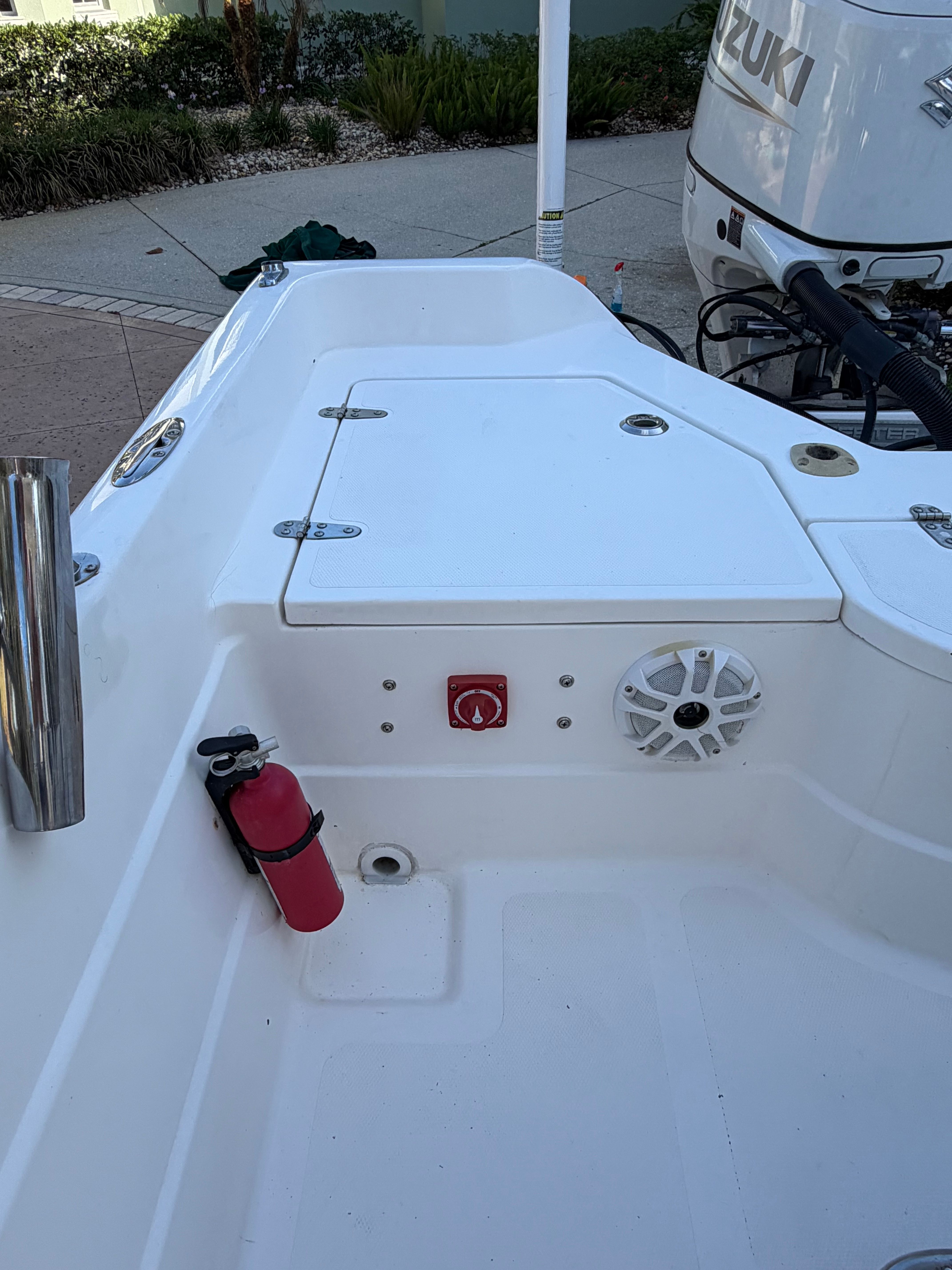 Interior of a 1999 Skeeter ZX2200 boat with fire extinguisher and speaker.