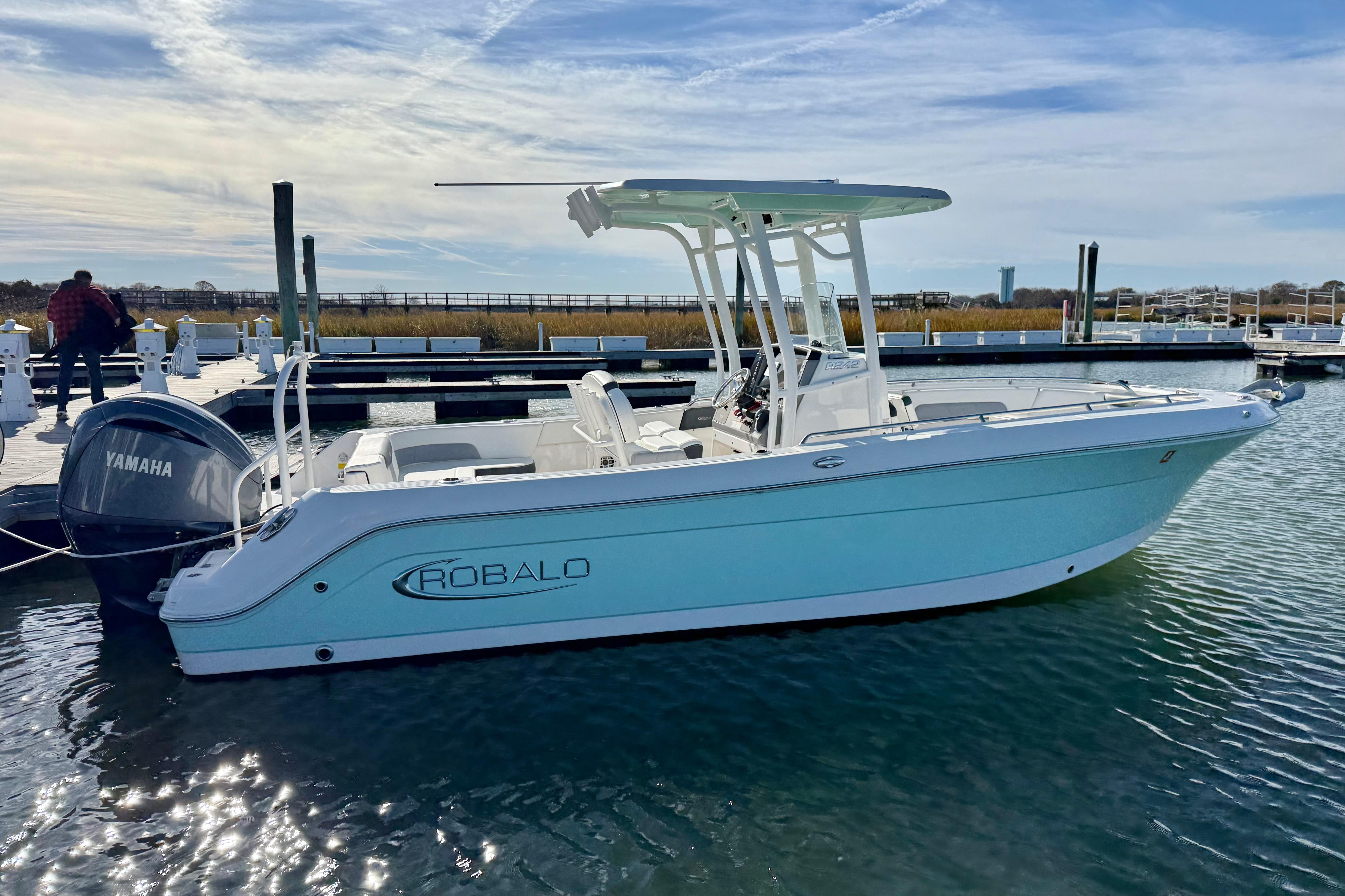 2022 Robalo R242 Explorer