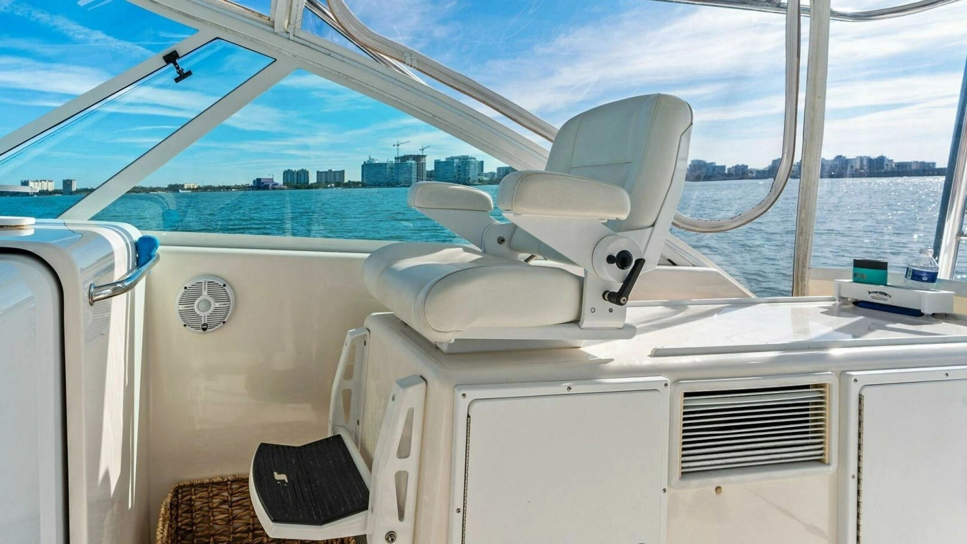 2005 Cabo 40 Express - Image 2