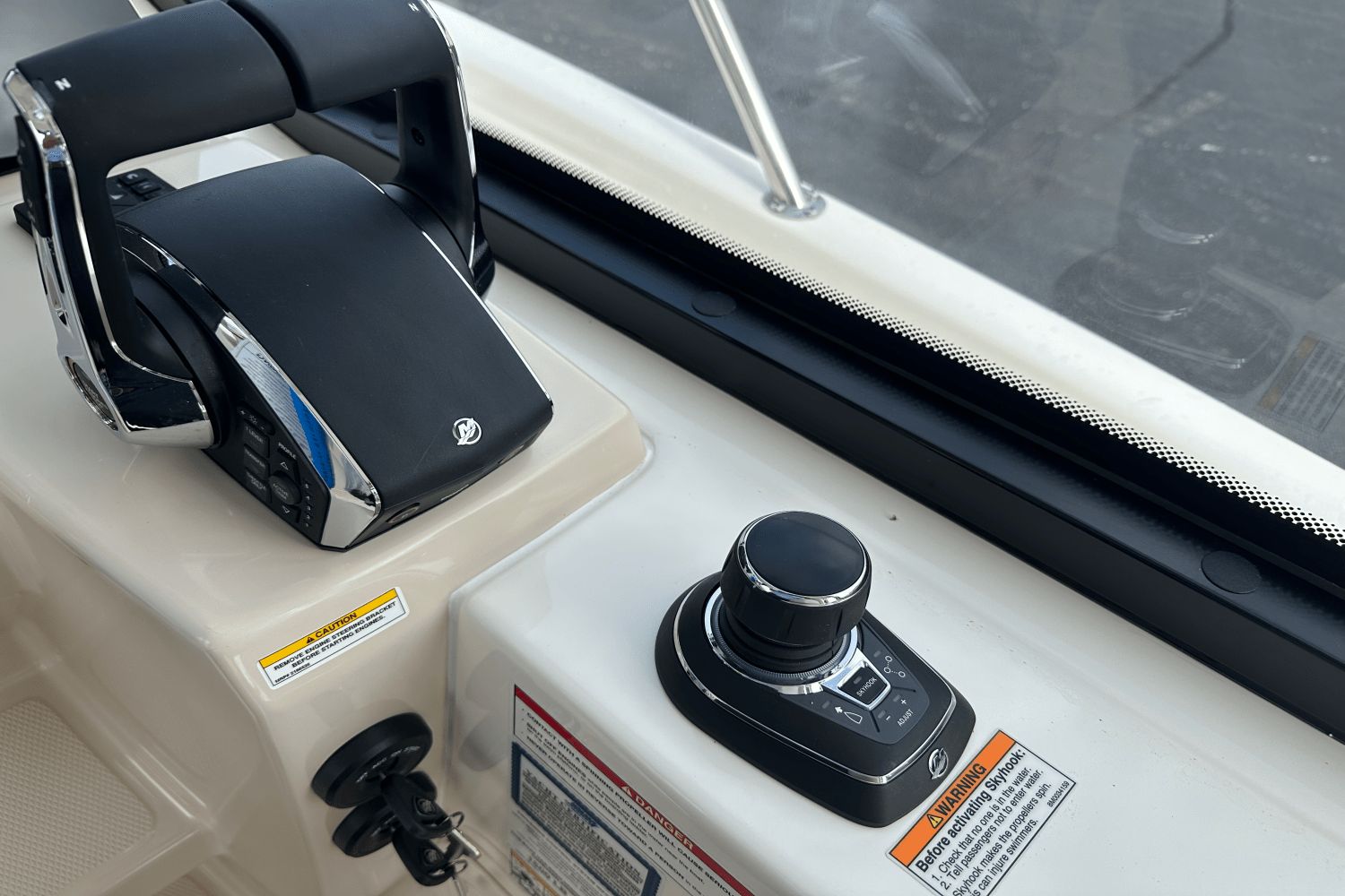 2026 Boston Whaler 325 Conquest - 33