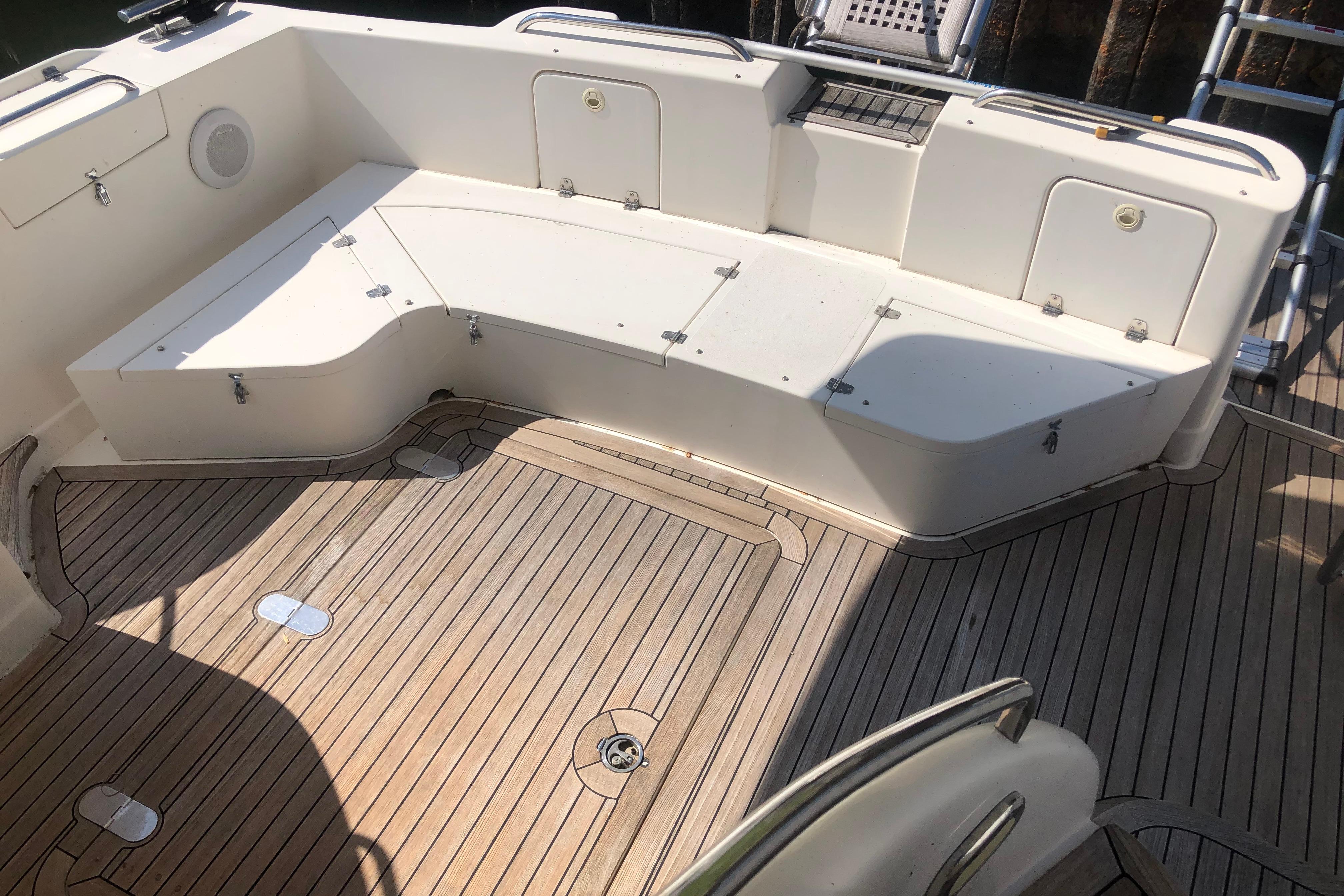 Birchwood Challenger 460 Flybridge 2002, featuring spacious deck seating and teak flooring.