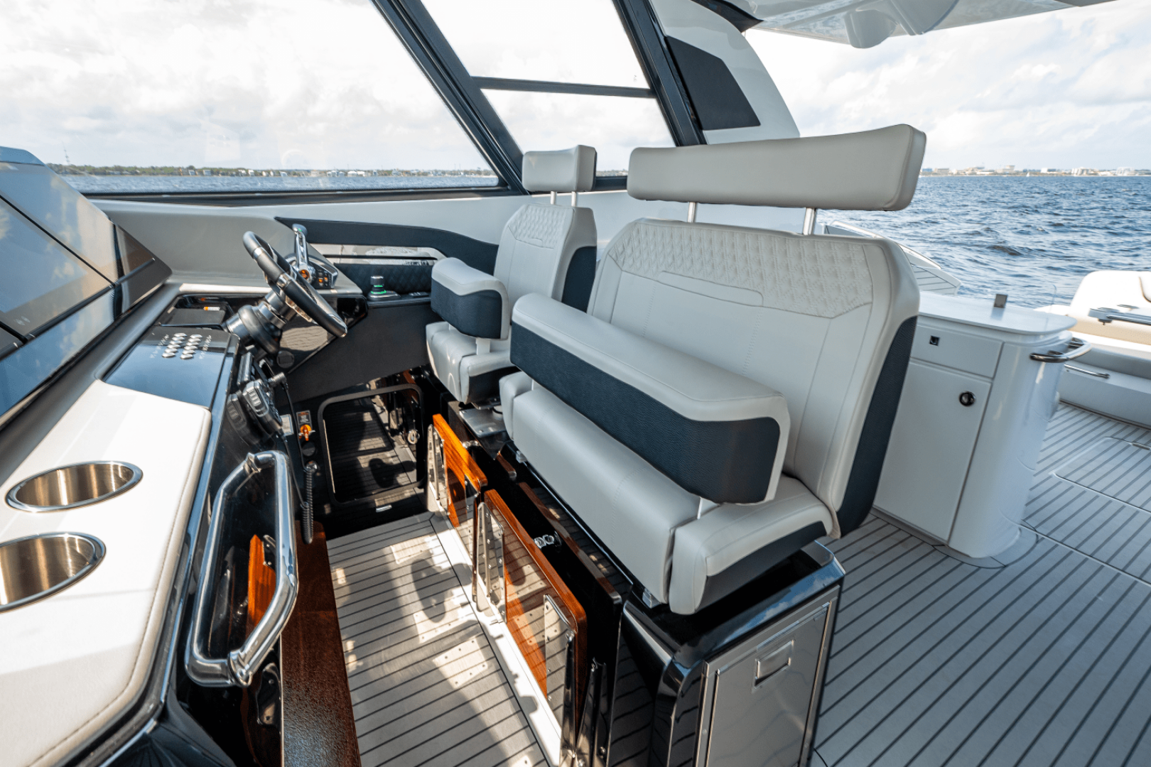 2025 Cruisers Yachts 50 GLS - Image 39