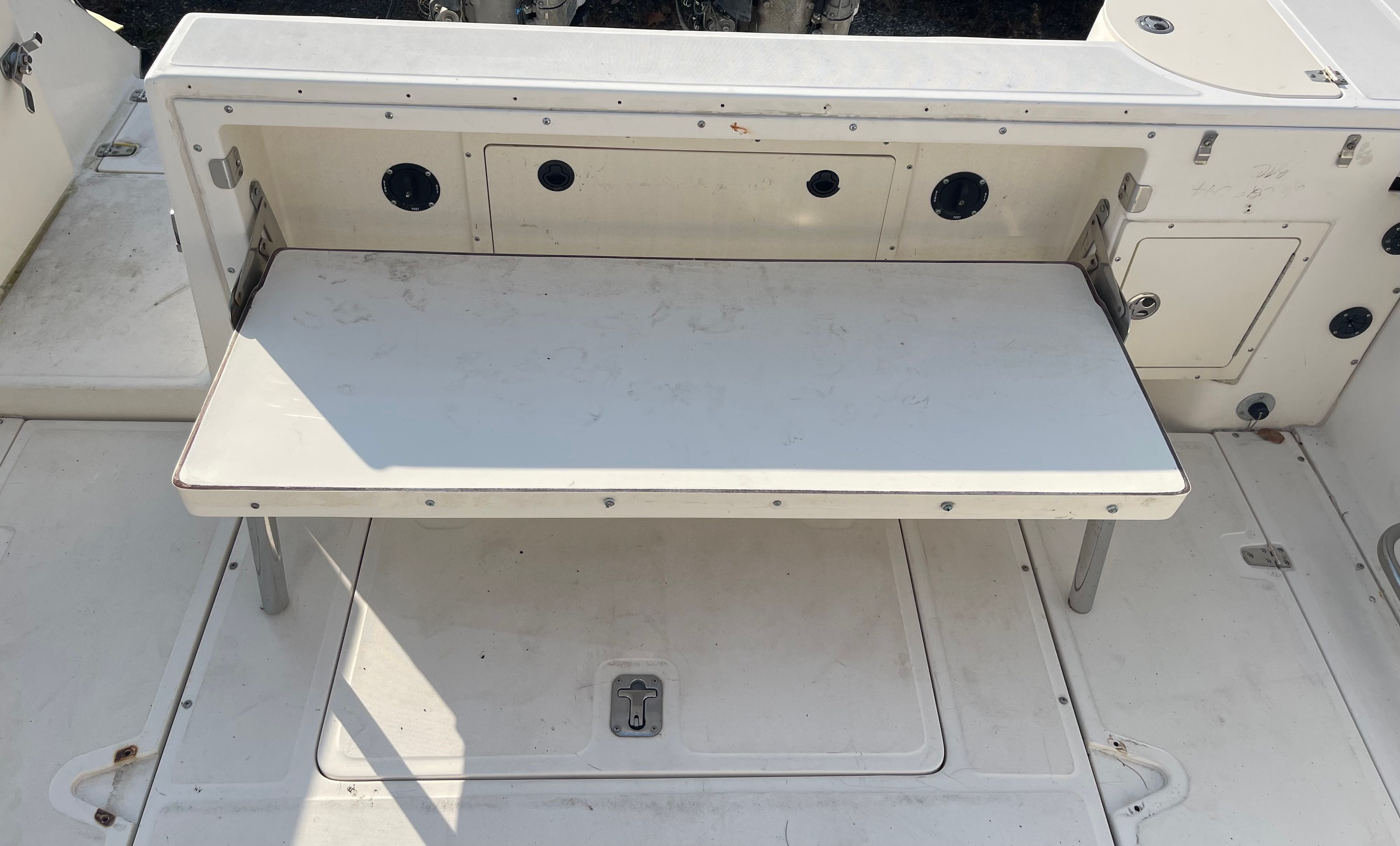 Boston Whaler 26 Conquest 2001, foldable table in cockpit area.