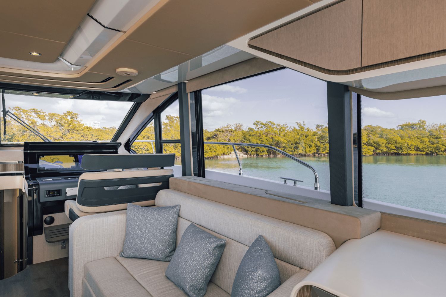 2027 Cruisers Yachts 57 Fly - 65