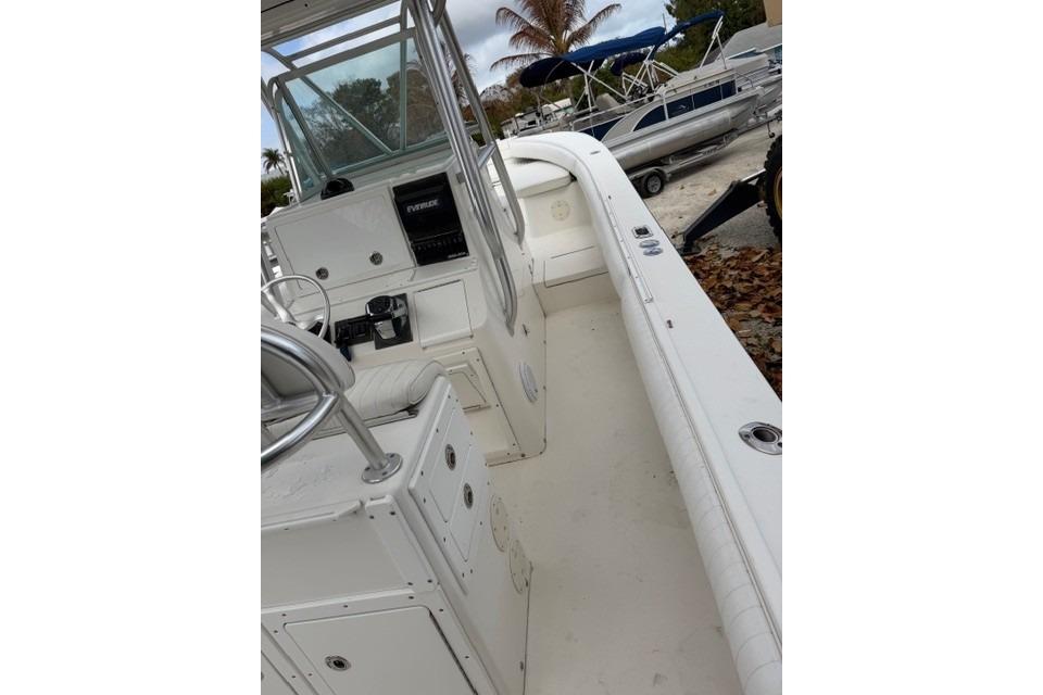 2002 Regulator 26 Forward Seating boat interior with helm and seating area.