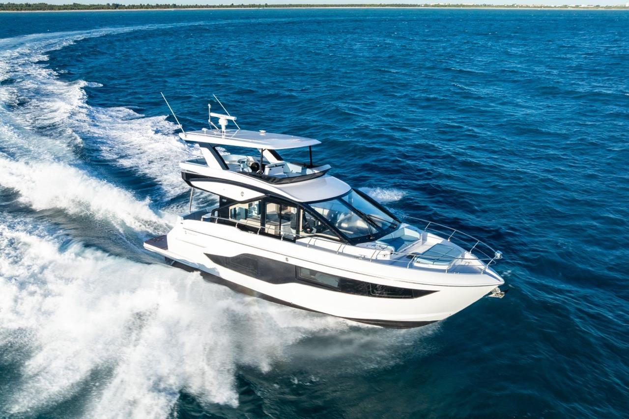 2026 Cruisers Yachts 50 Fly