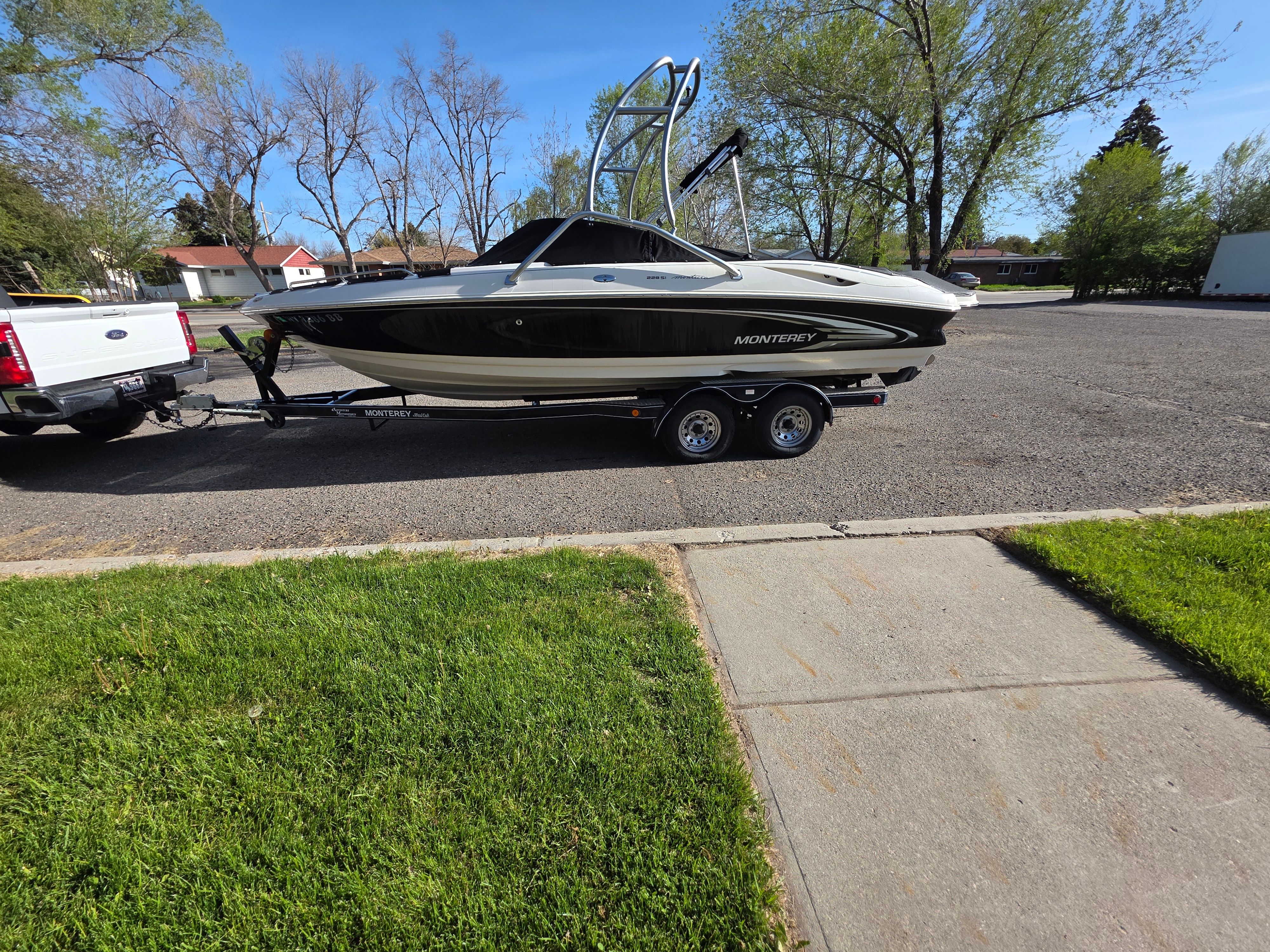 2004 Monterey 228SI Montura Bowrider on trailer outdoors.