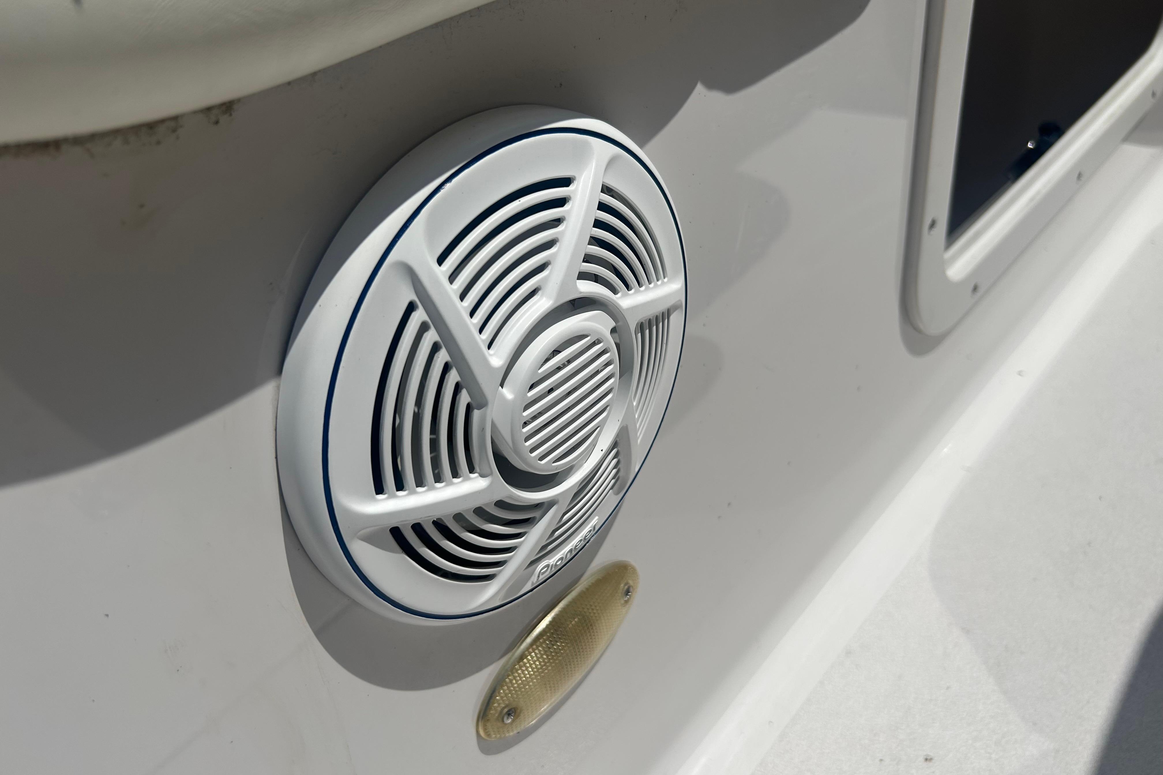 White speaker on 1998 Four Winns 258 Vista boat exterior.