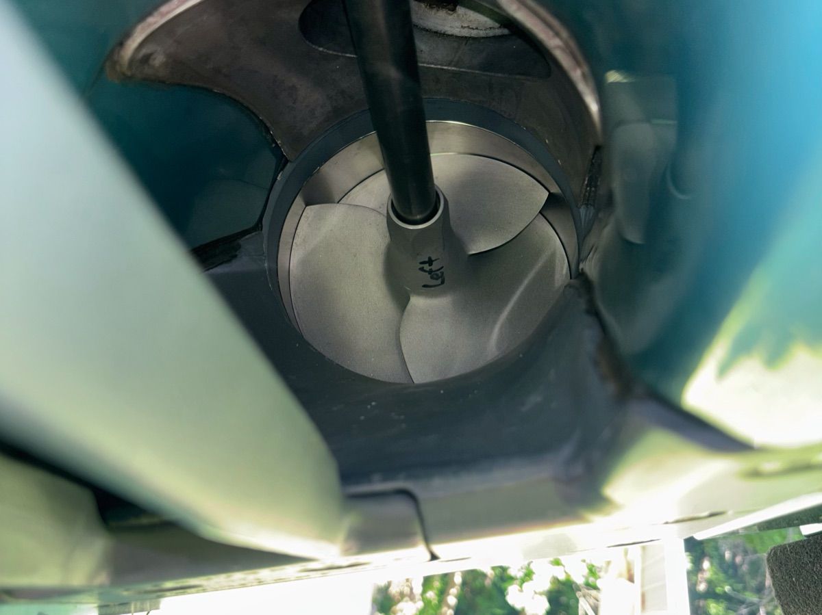 Yamaha 210 FSH Deluxe 2020 boat engine detail view.