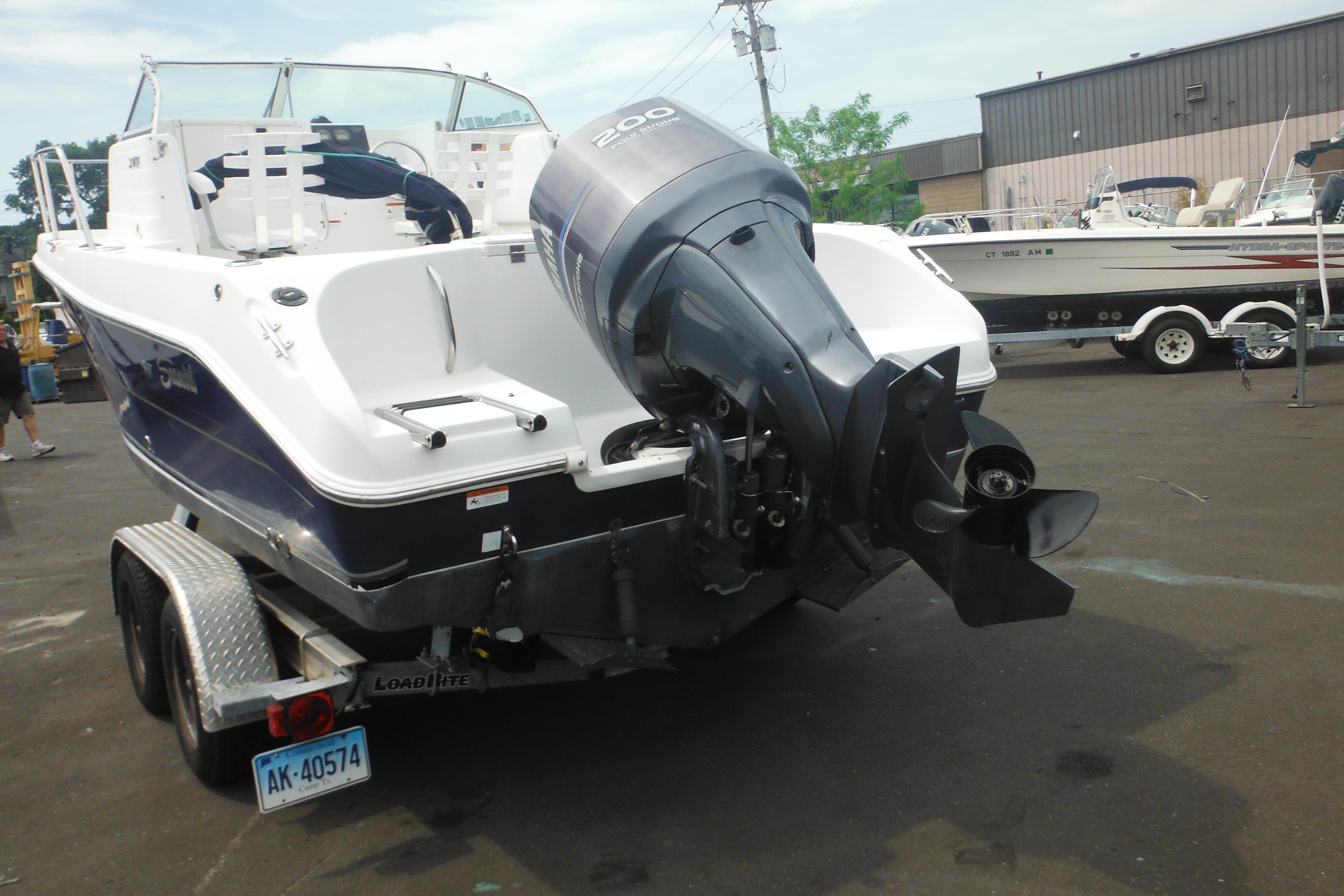 2005 Seaswirl Striper 2101 Walkaround O/B on trailer, featuring powerful outboard motor.