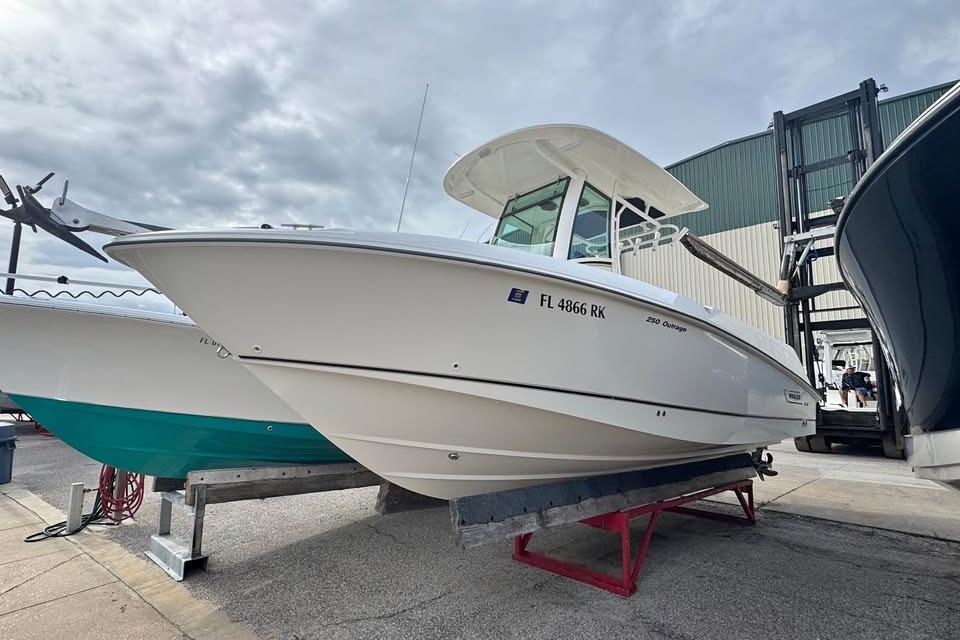 2016 Boston Whaler 250 Outrage