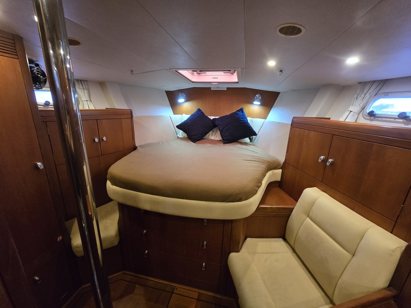 2005 Oyster 56 - Image 17