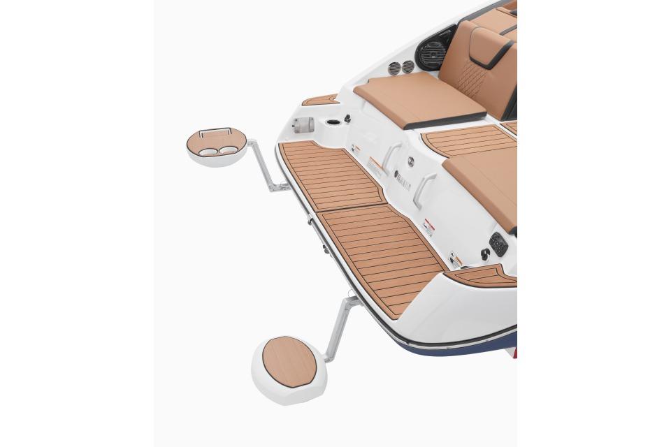 Manufacturer Provided Image: 2026 Yamaha Boats 222SE swim platform with tan seating and sleek design.