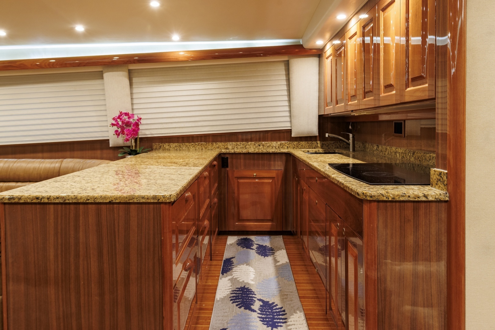 2005 Viking 61 Convertible - Image 5