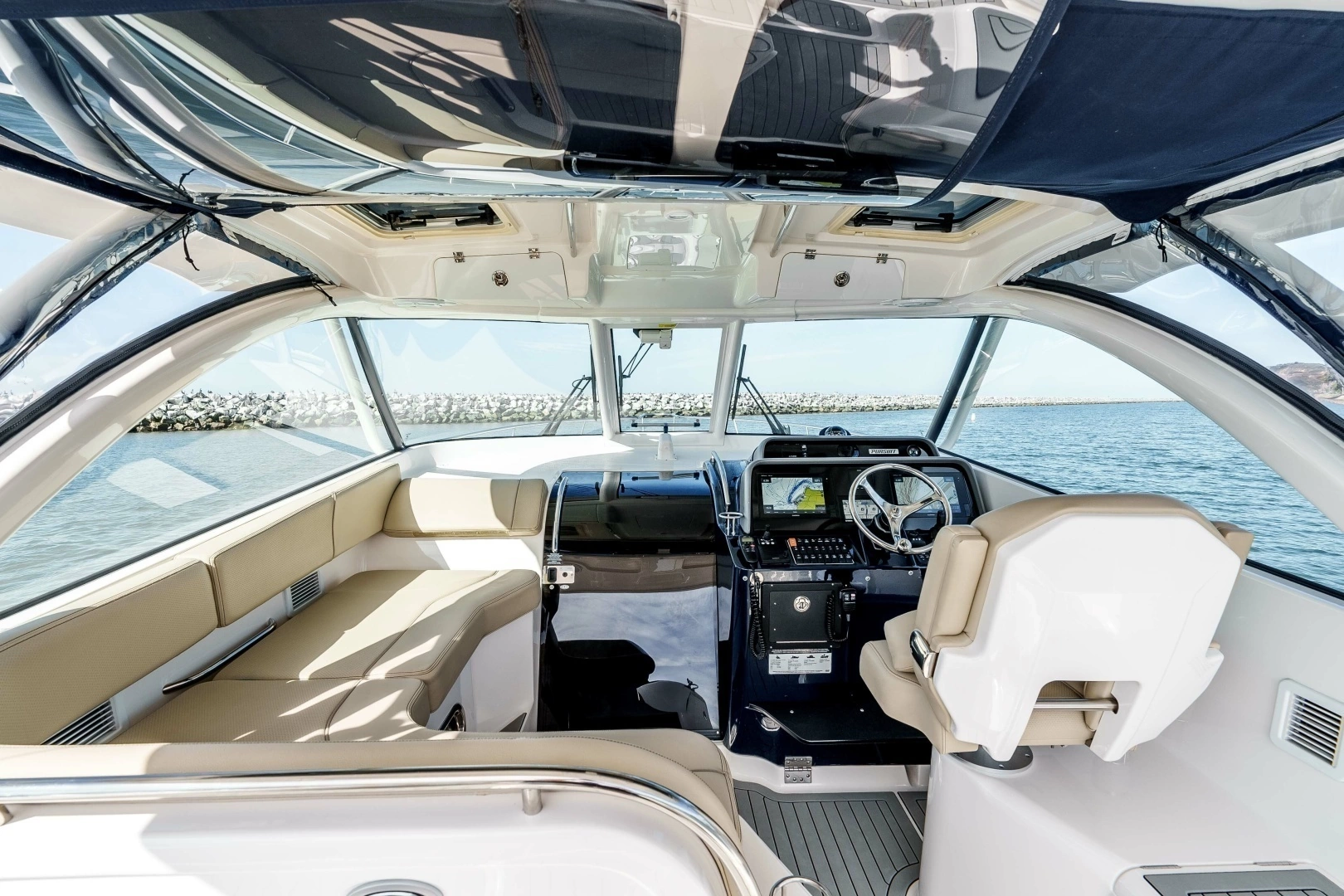 2018 Pursuit 385 Offshore - Image 22