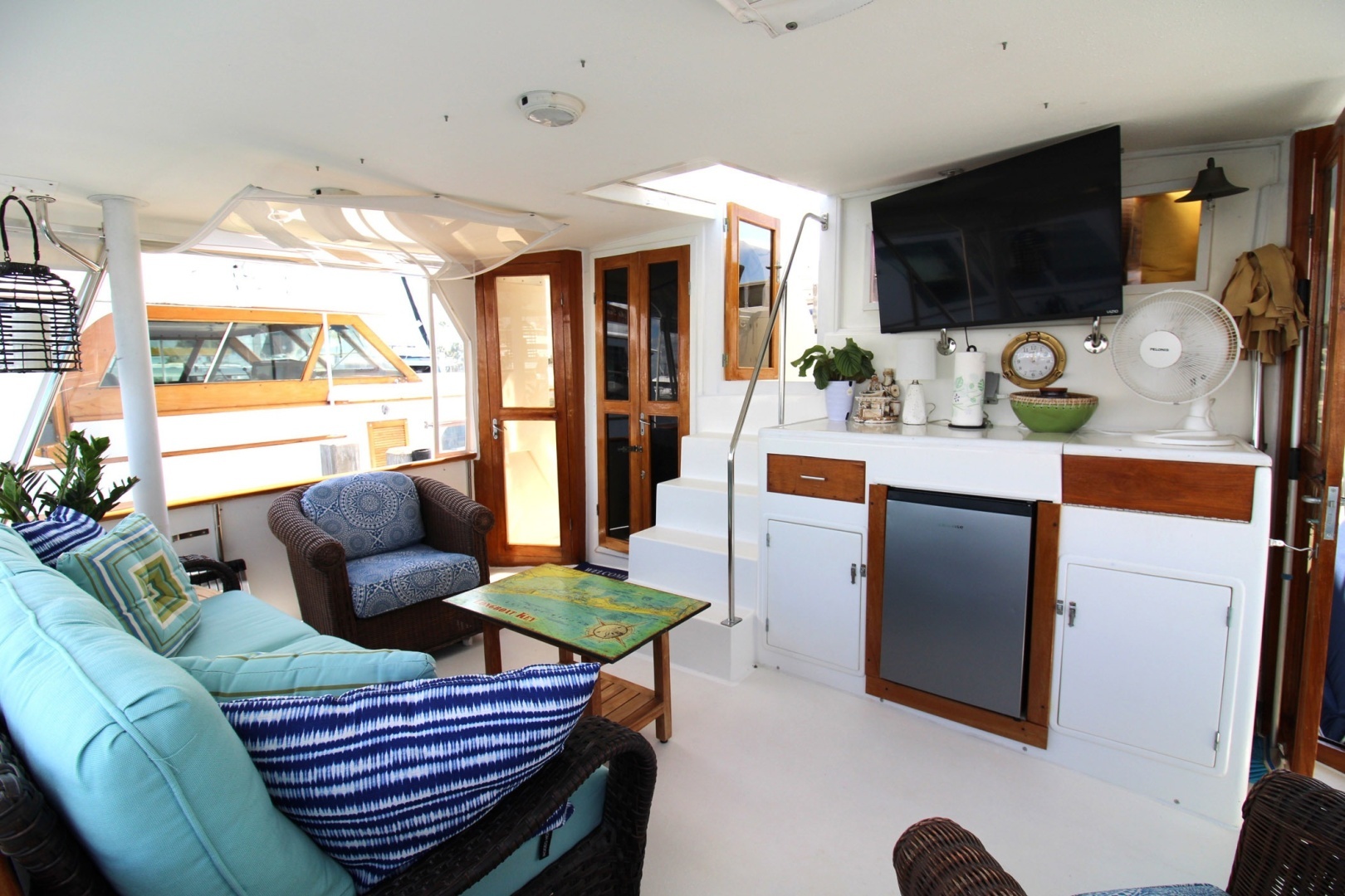 1995 Jefferson 52 Rivanna Cockpit MY - Image 4
