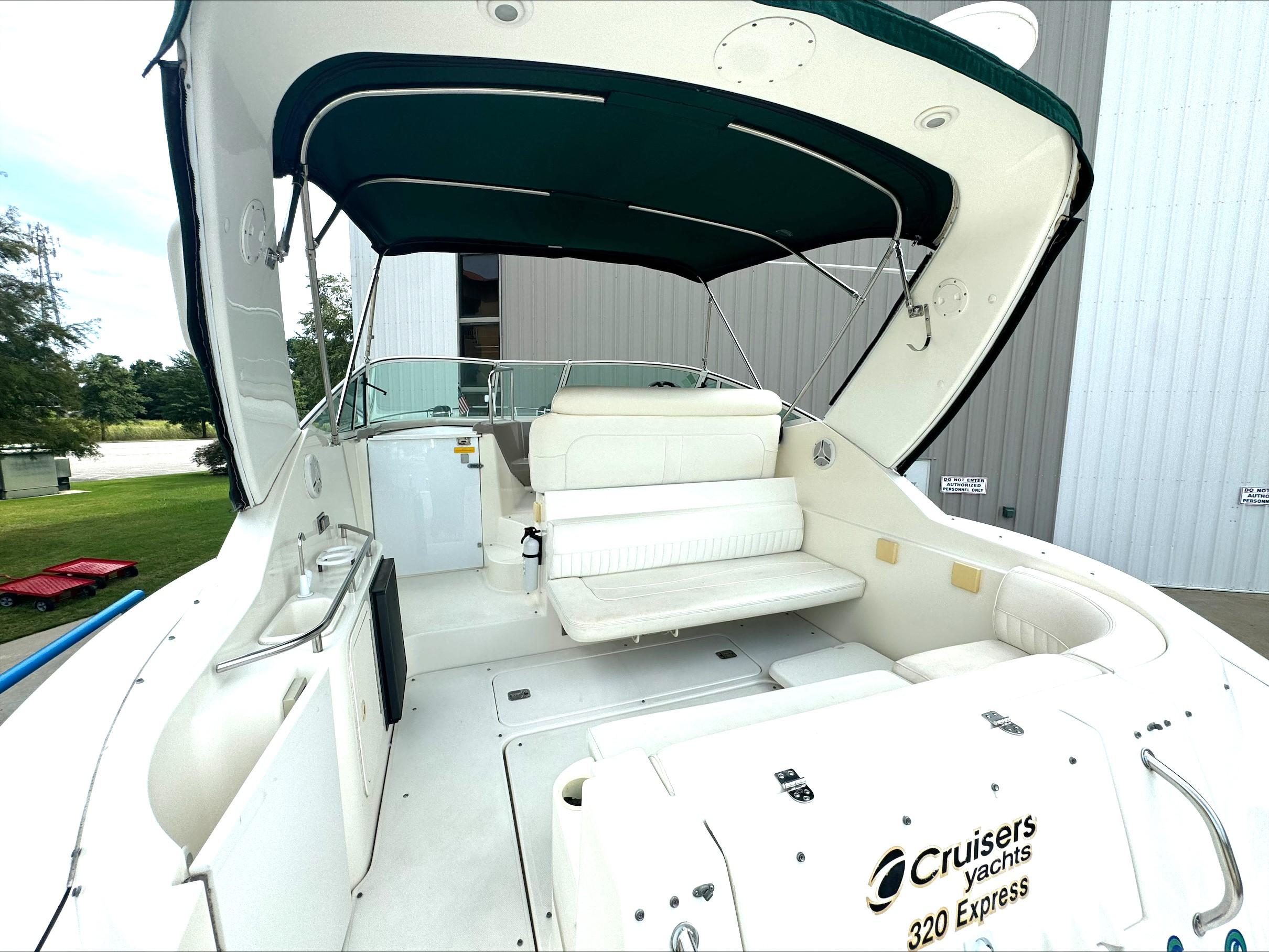 2004 Cruisers Yachts 320 Express - 17
