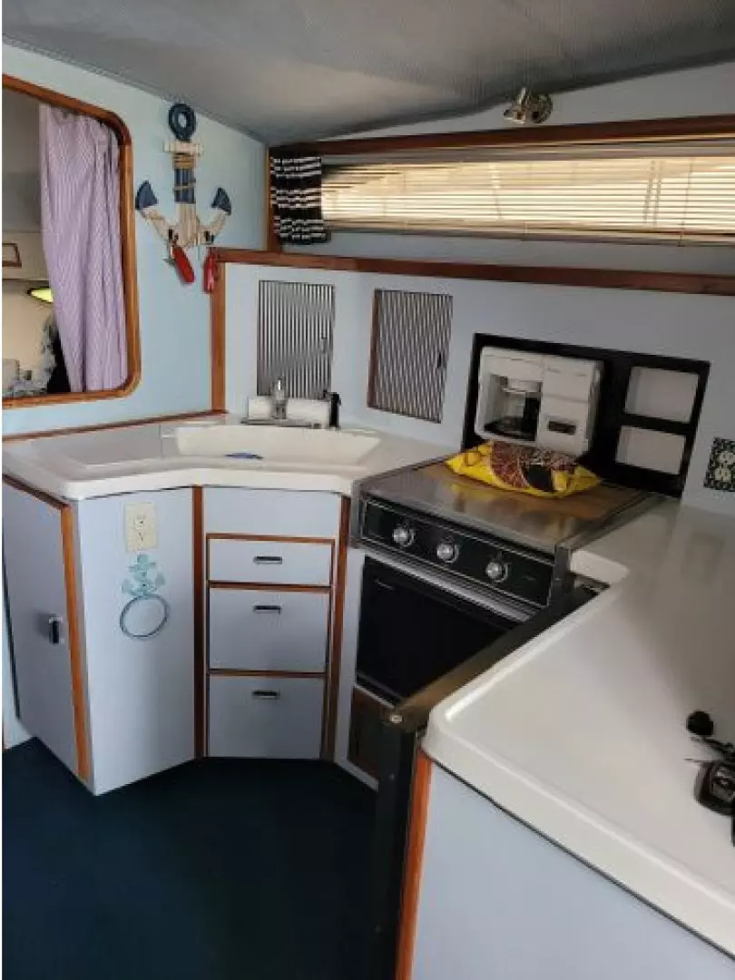 1988 Sea Ray 340 Express Cruiser - Image 14