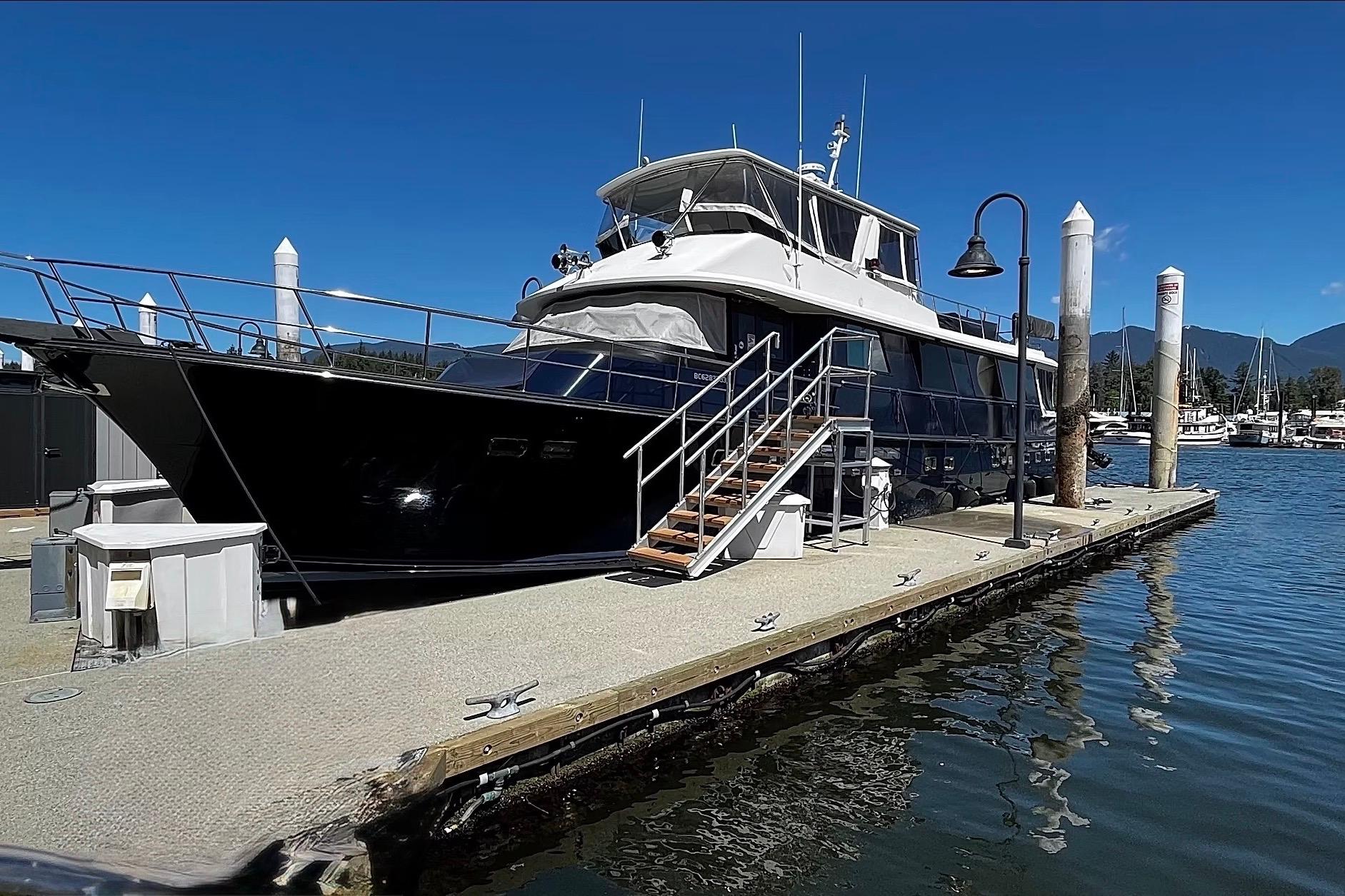 1985 Hatteras 82 Convertible