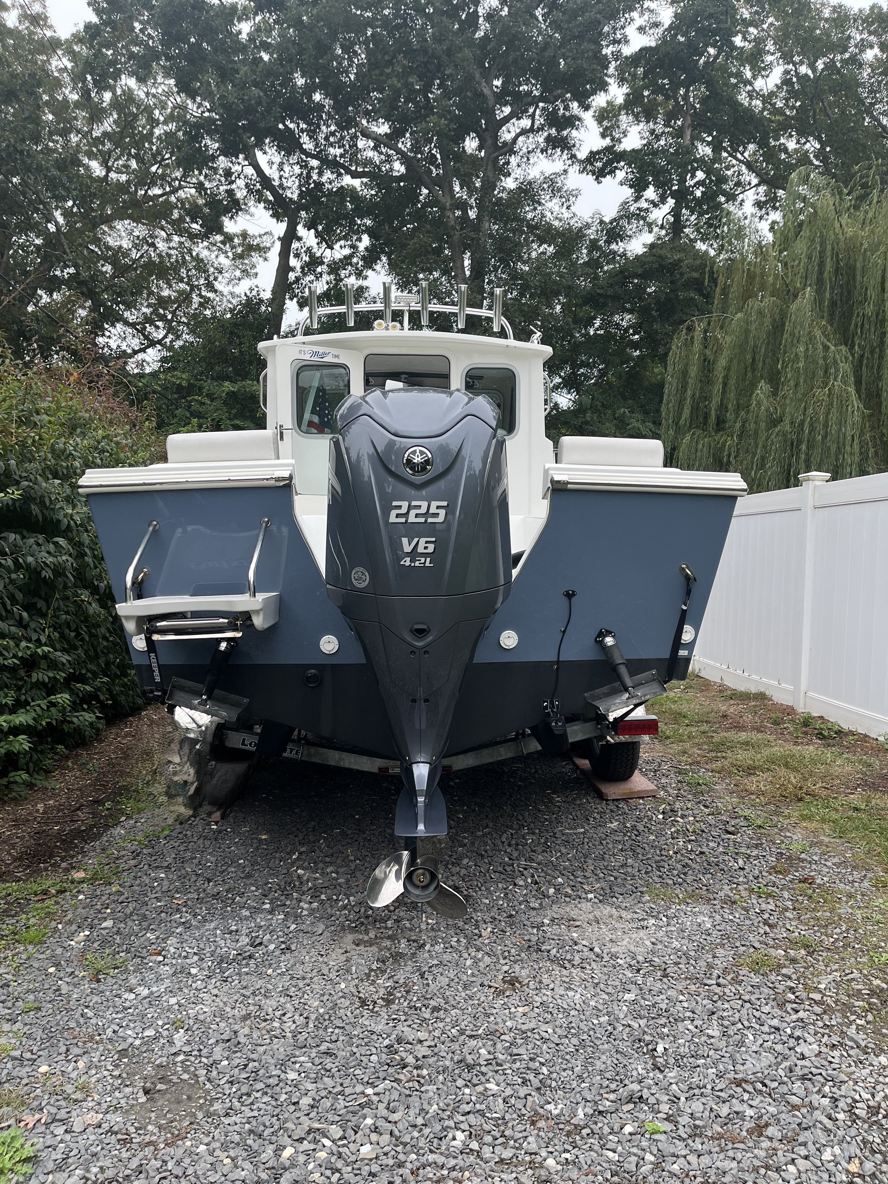 Parker 2021 sport cabin, year 2022, with a 225 HP V6 engine, on a gravel path.