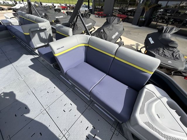 2026 Sea-Doo Switch Cruise Limited™ 21 - 300 hp - Double Bimini - 9