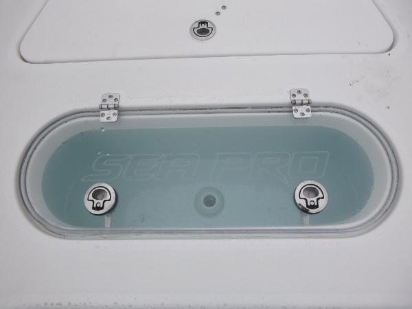 2025 Sea Pro 250 Bay livewell with clear lid and dual latches.