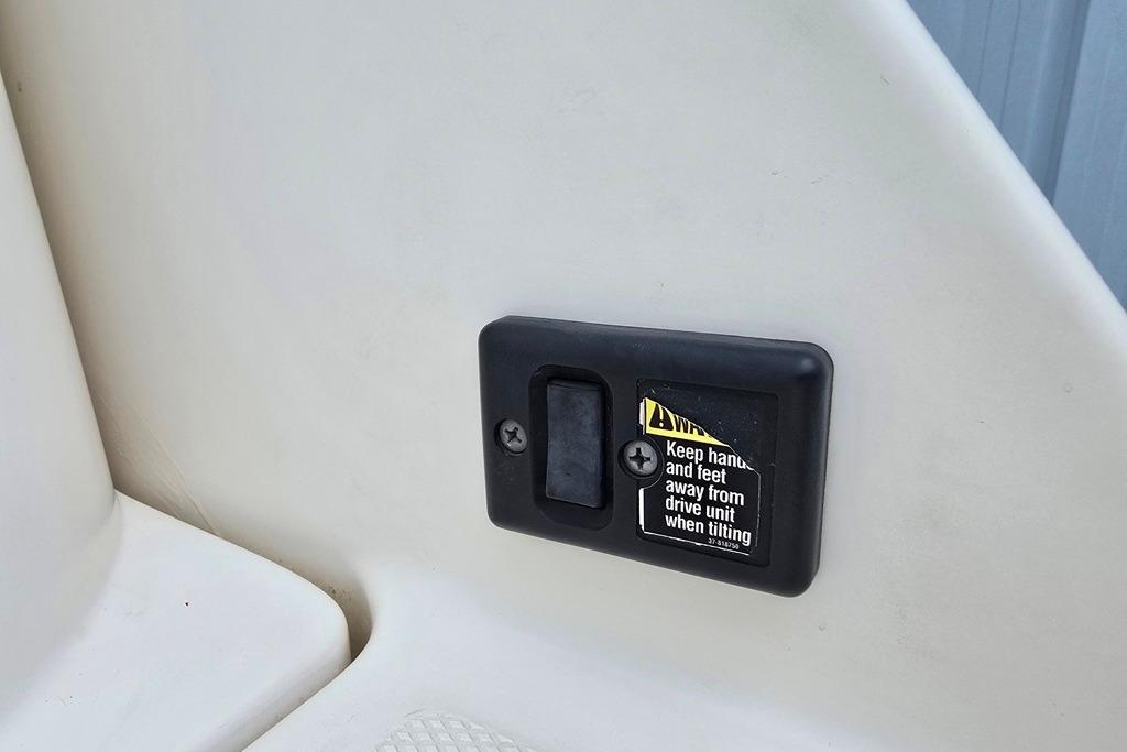 Warning label on 2006 Sea Ray 240 Sundancer boat, cautioning against drive unit contact.
