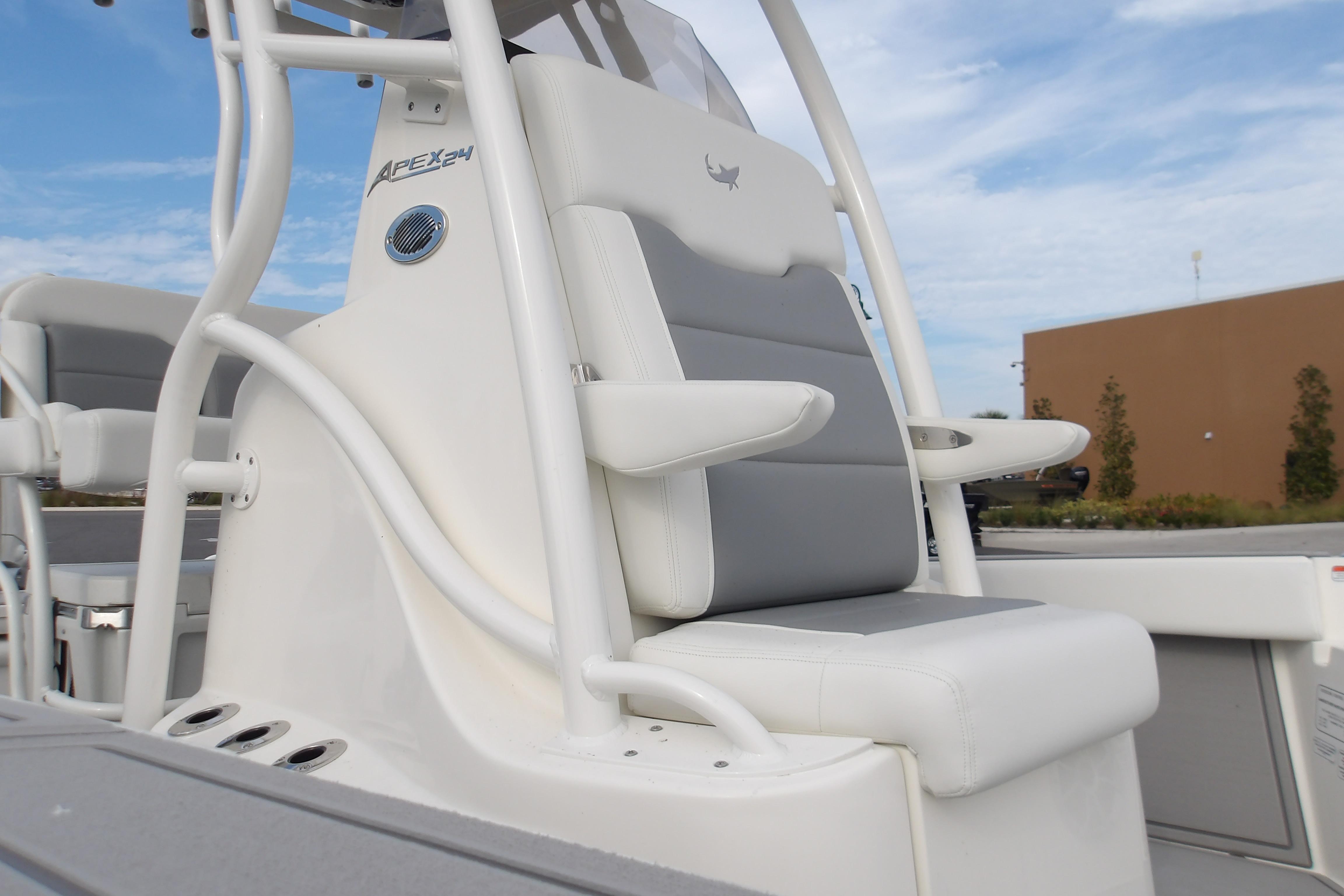2026 Mako 24 APEX boat seat with armrests, showcasing modern design and comfort.