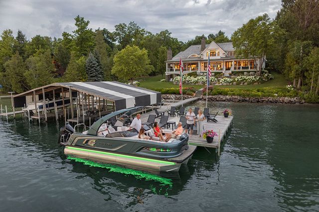 2026 Avalon Excalibur Quad Lounge Windshield 27 FT - 8