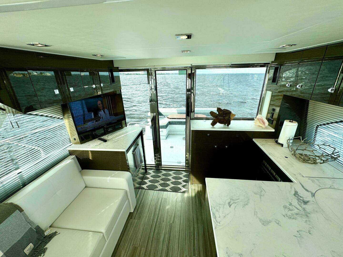 2020 Cruisers Yachts 50 Cantius - Image 8
