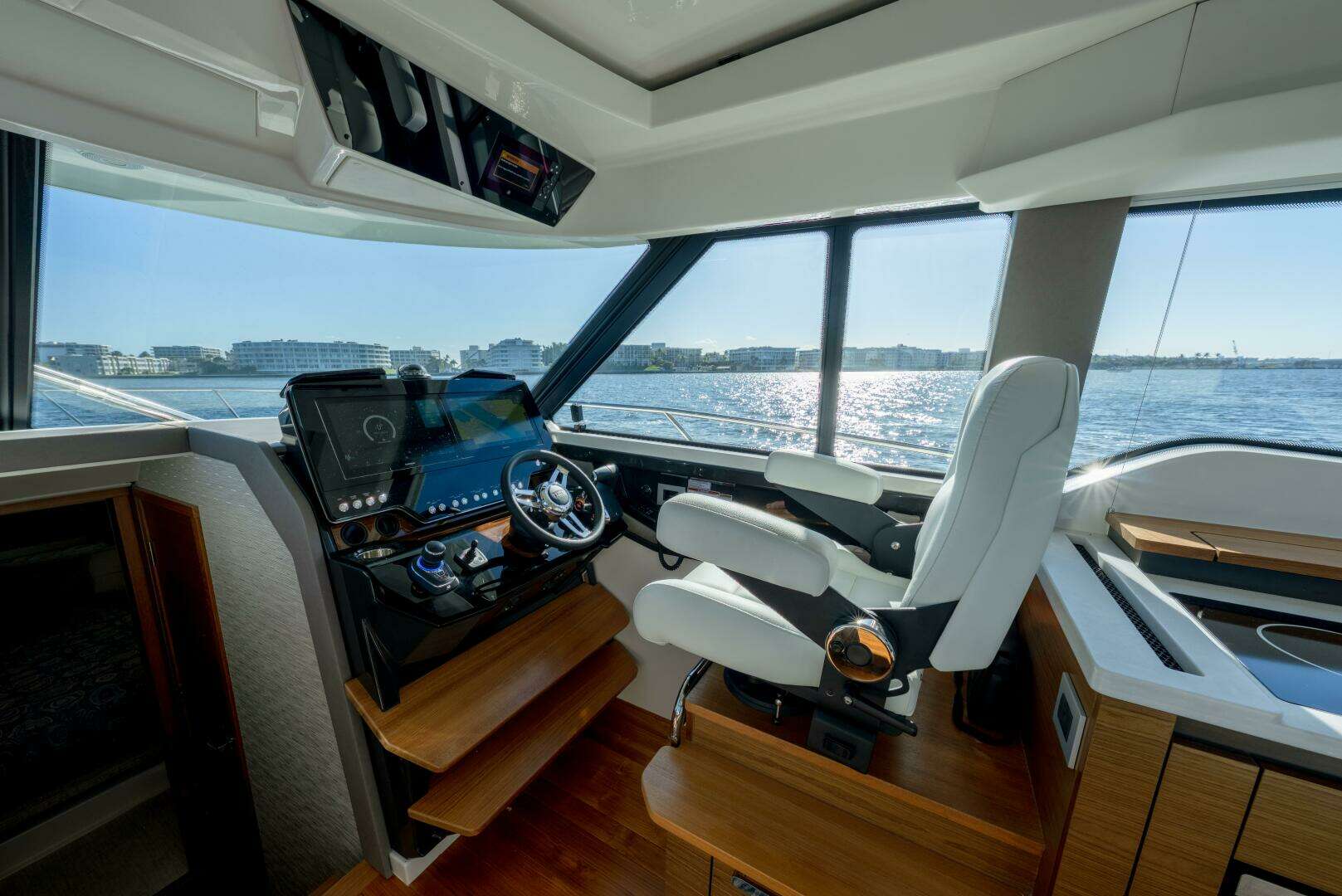 2025 Tiara Yachts 43 LE - Image 22