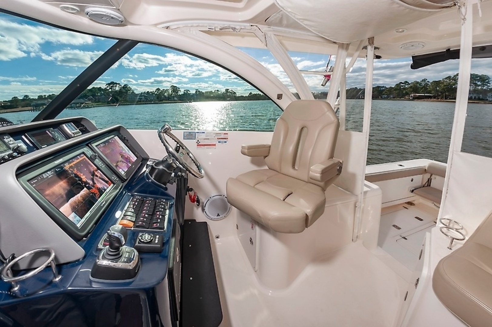 2015 Pursuit 385 OS - Image 18