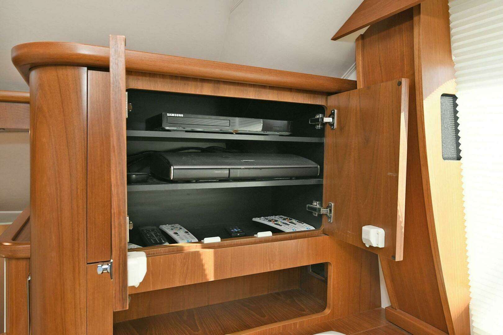 2015 Tiara Yachts 48 Convertible - Image 25