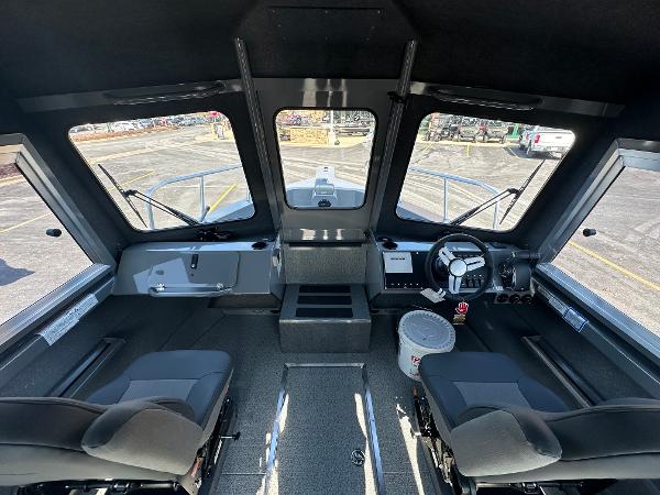 2024 Spartan 260 Maximus Pro XL boat interior with dual seats and modern dashboard.