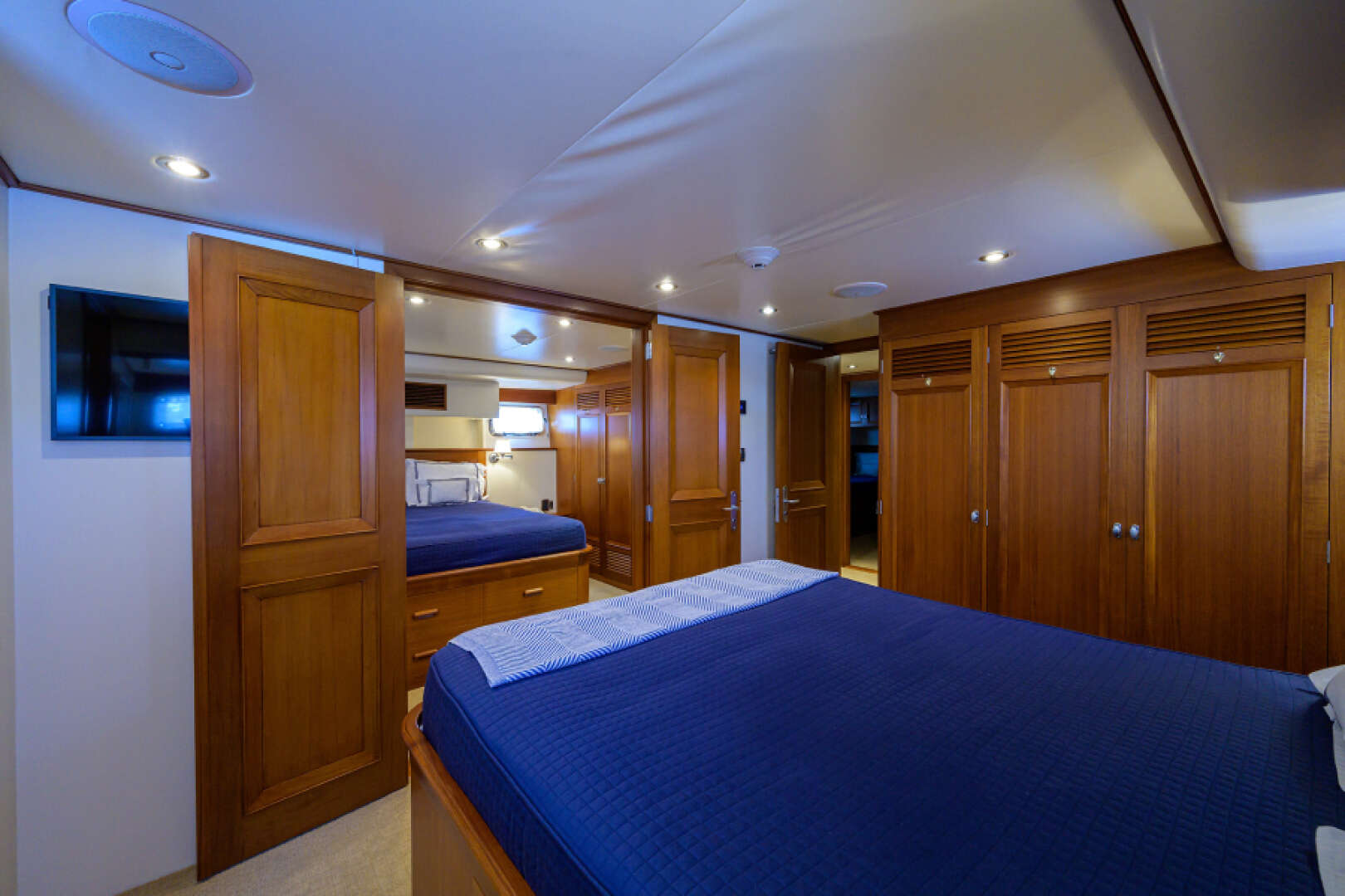 2003 New England Boatworks Enclosed Raised Pilothouse - Image 24