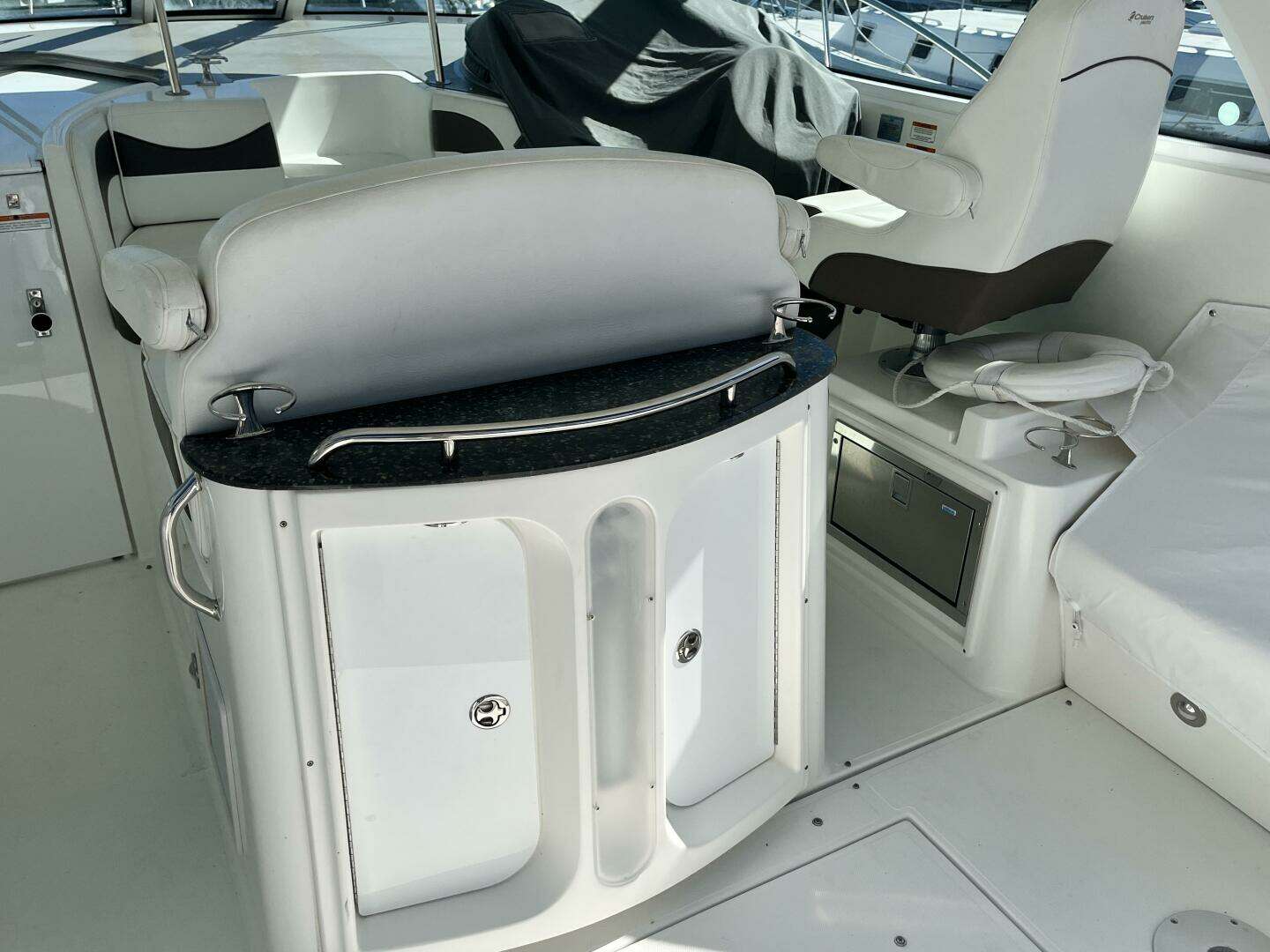 2008 Cruisers Yachts 390 Sport Coupe - Image 17