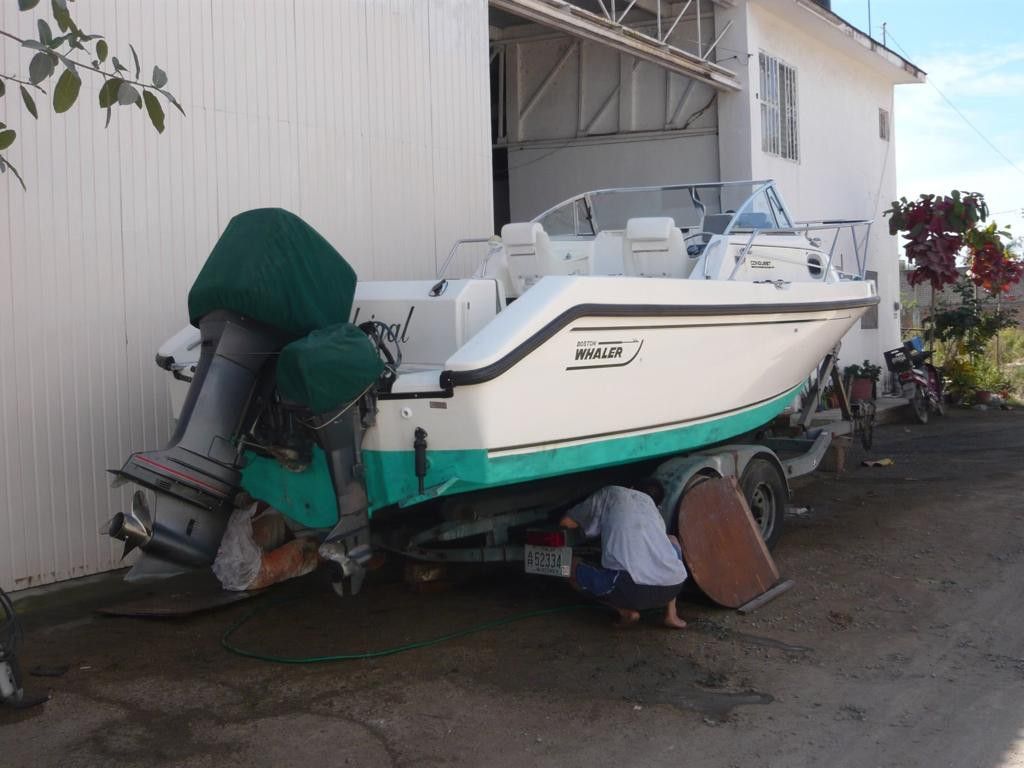1998 Boston Whaler 23 Conquest - 2