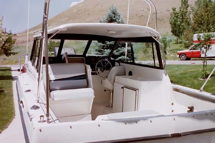 1991 Bayliner 2159 with spacious cockpit and seating area.