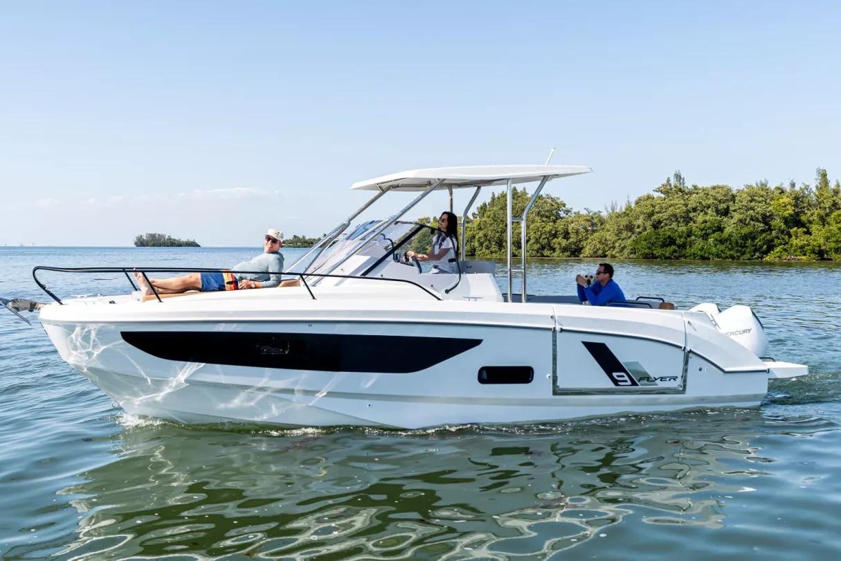 Beneteau Flyer 9 SUNdeck 2026 on calm water with passengers.