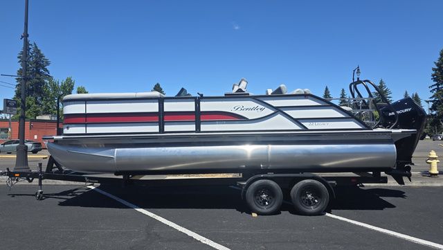 2026 Bentley Pontoons 223 Legacy SWINGBACK With 200hp Mercury XL Four-St - 2