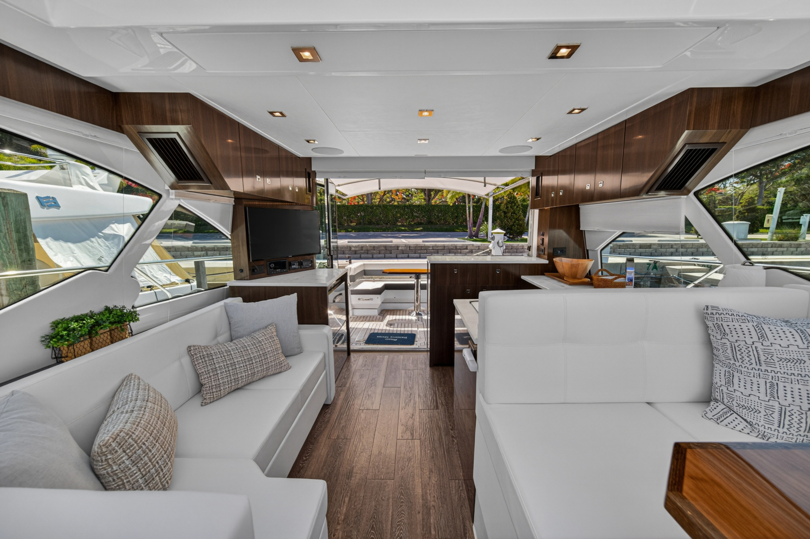 2023 Cruisers Yachts 50 CANTIUS - Image 43