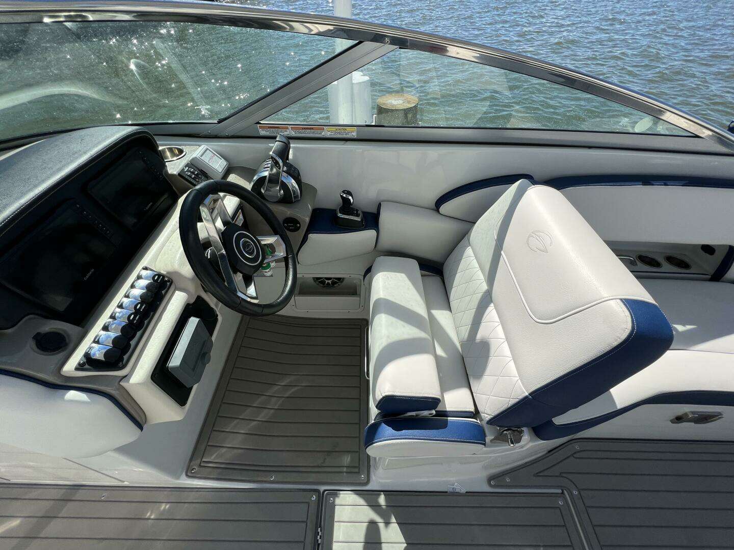 2022 Crownline E305 XS - Image 18