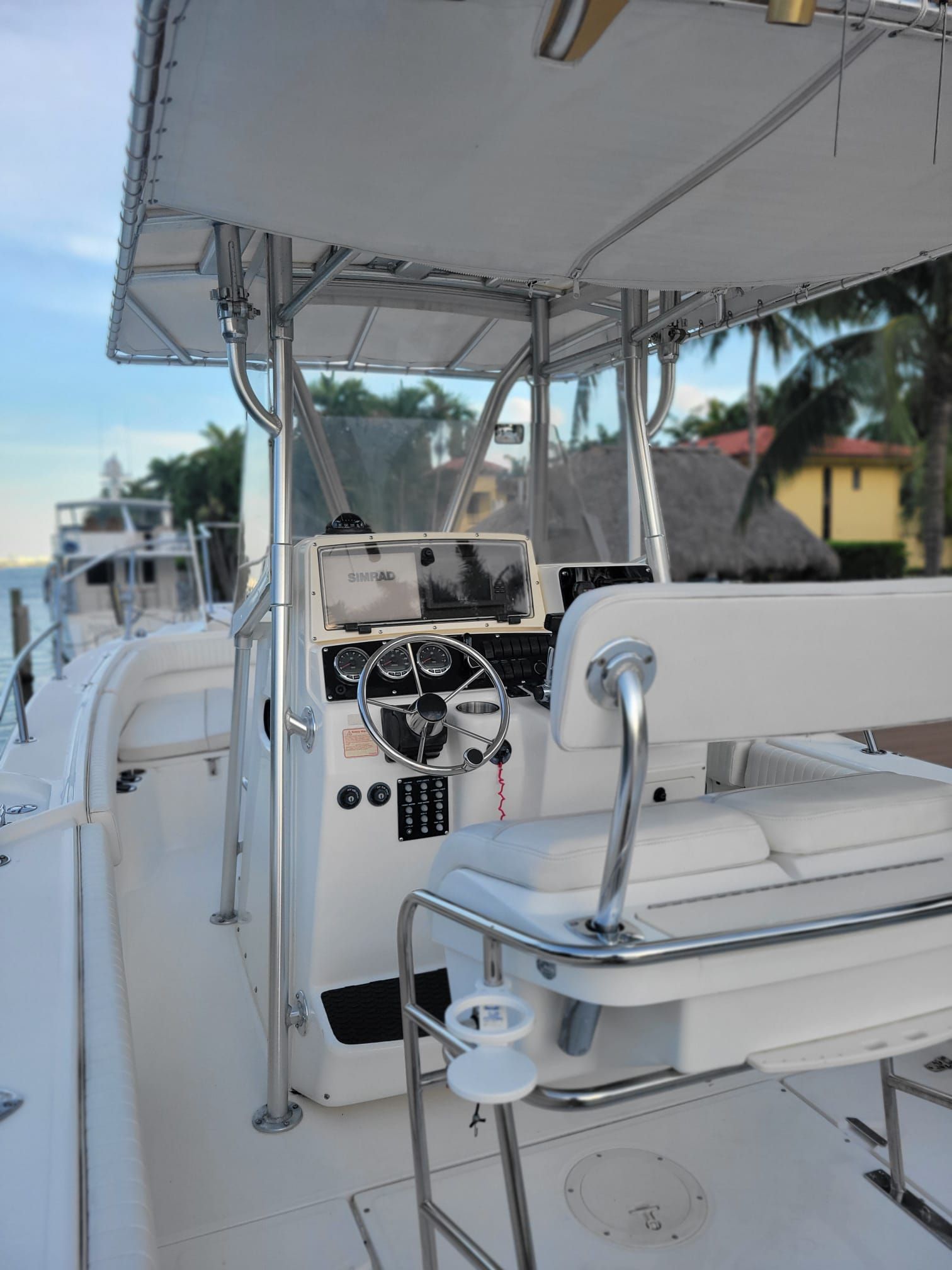 Boston Whaler 26 Outrage 2001, helm station with steering wheel and seats.