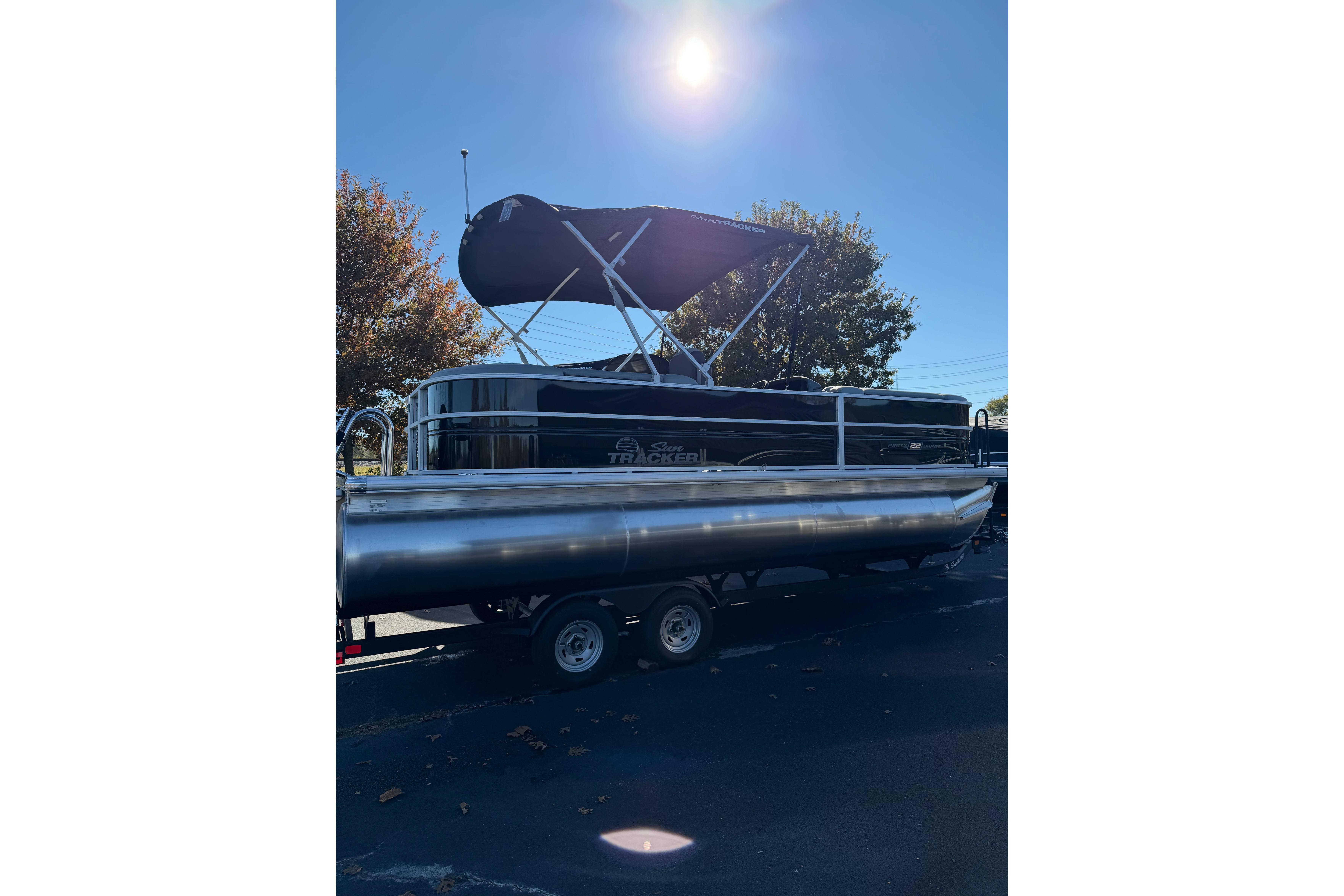 2026 Sun Tracker Party Barge 22 XP3