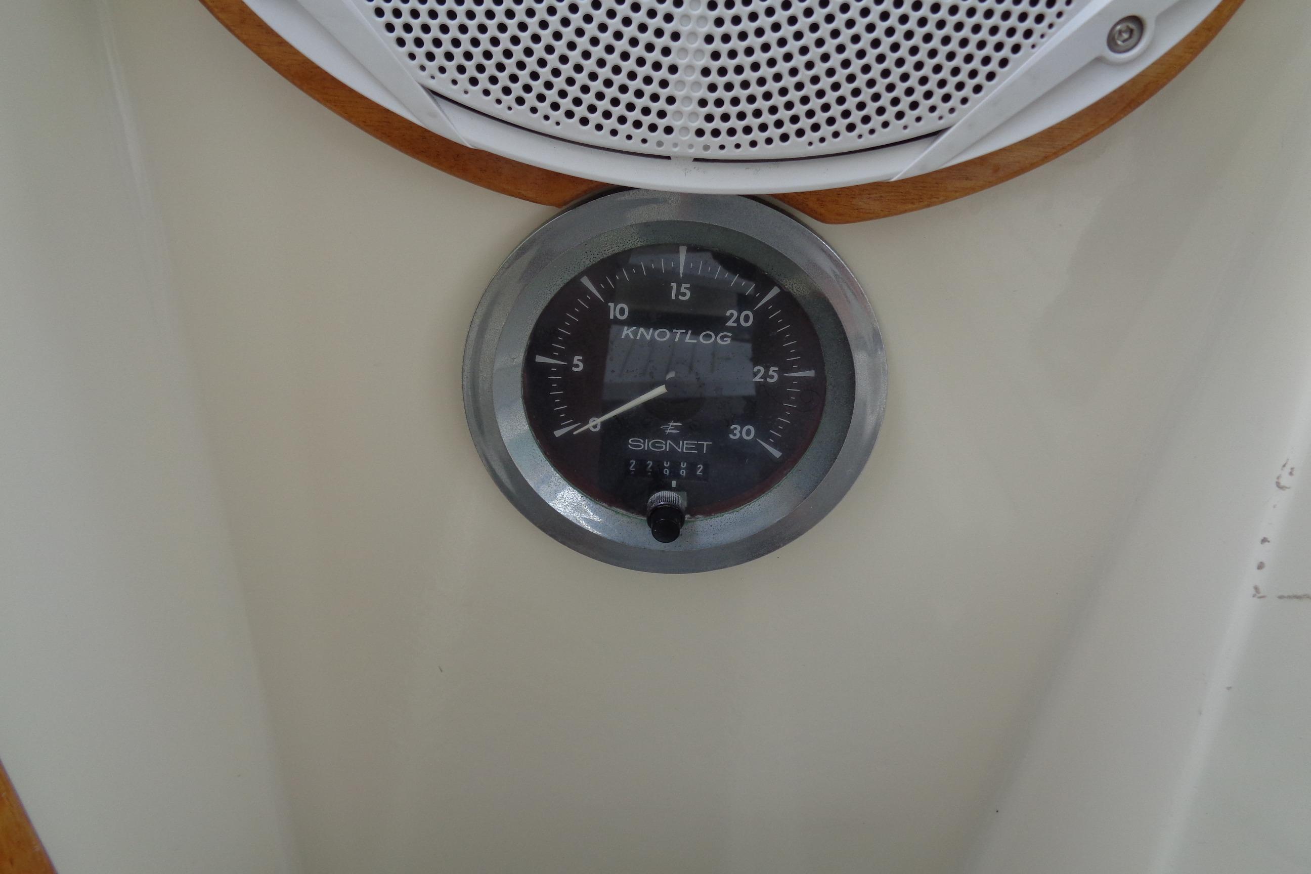 Gauge on 1981 Hatteras 48 Cockpit Motor Yacht dashboard, displaying speed in knots.