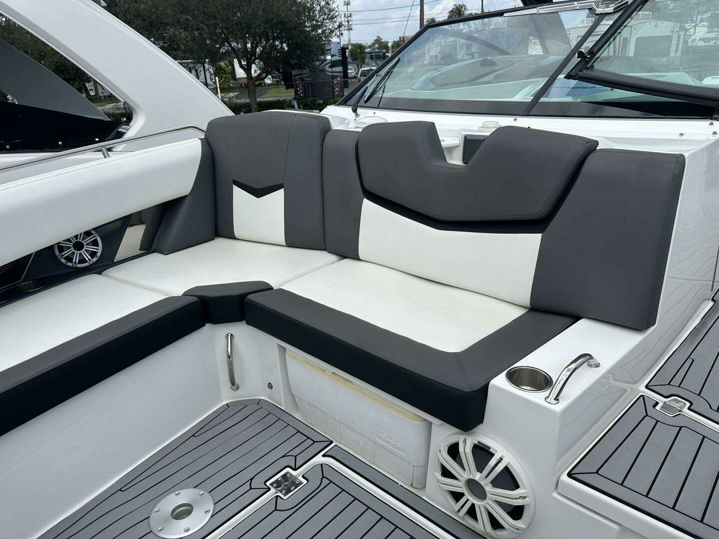 2019 Cruisers Yachts 338 Outboard - Image 13