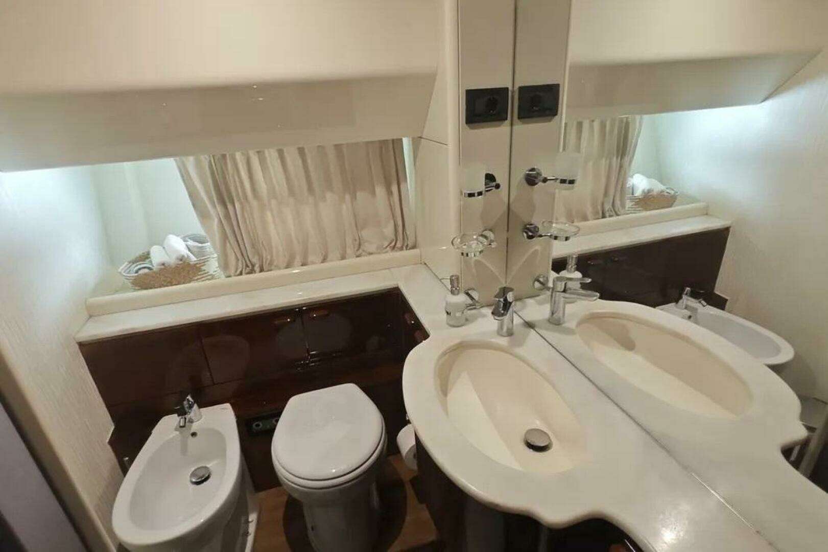 2002 Ferretti Yachts 720 - Image 28