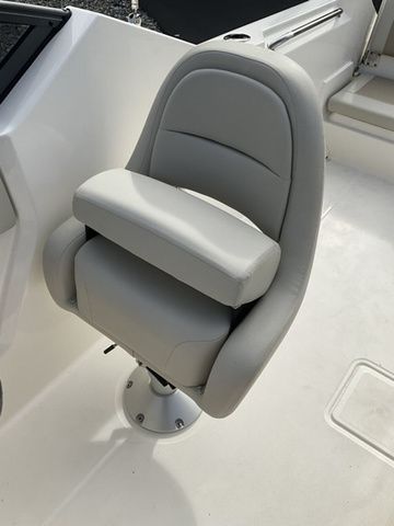 2024 Boston Whaler 210 Vantage - 28
