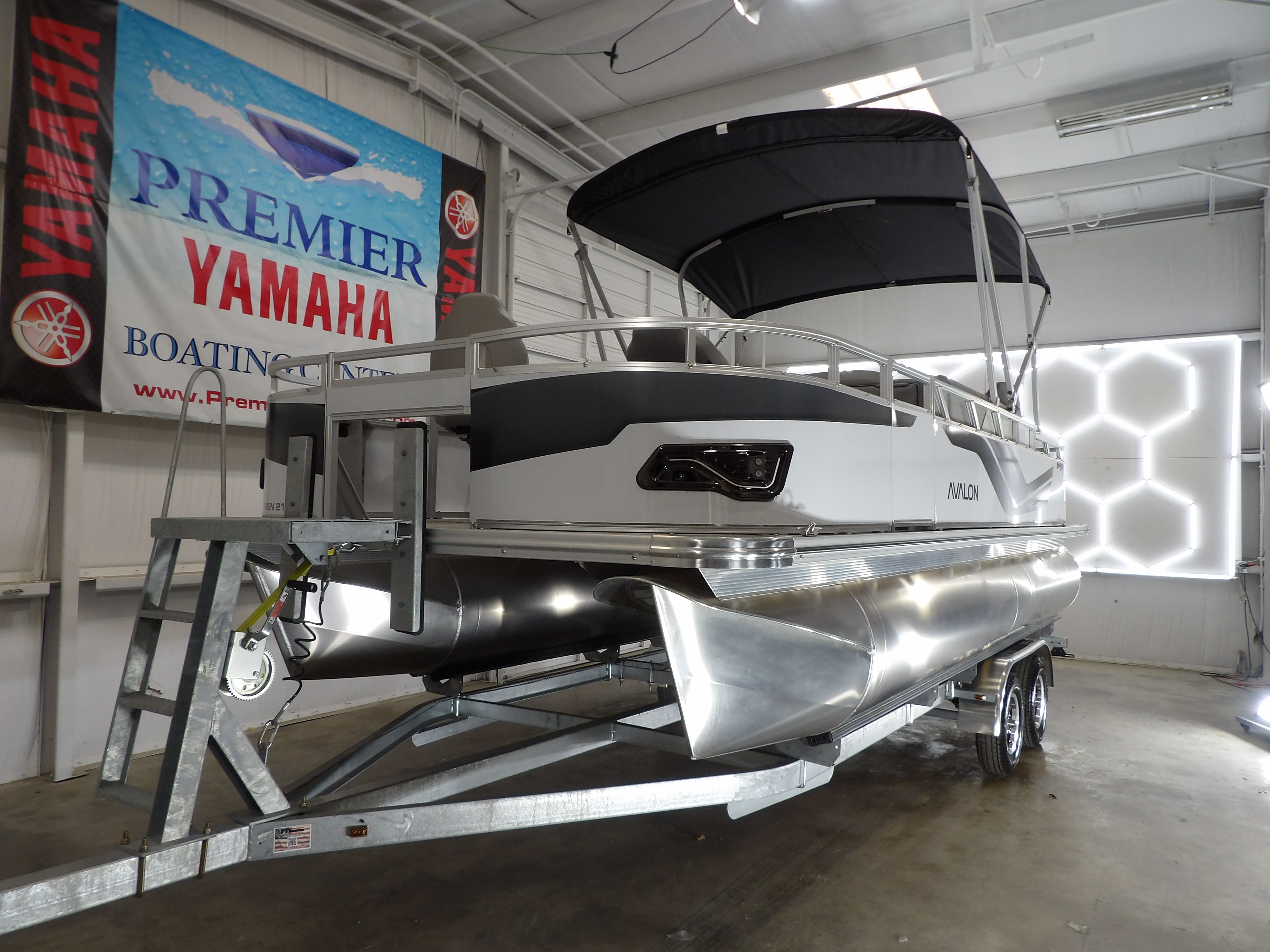 2026 Avalon Venture 85 Rear Fish - 21' - 3